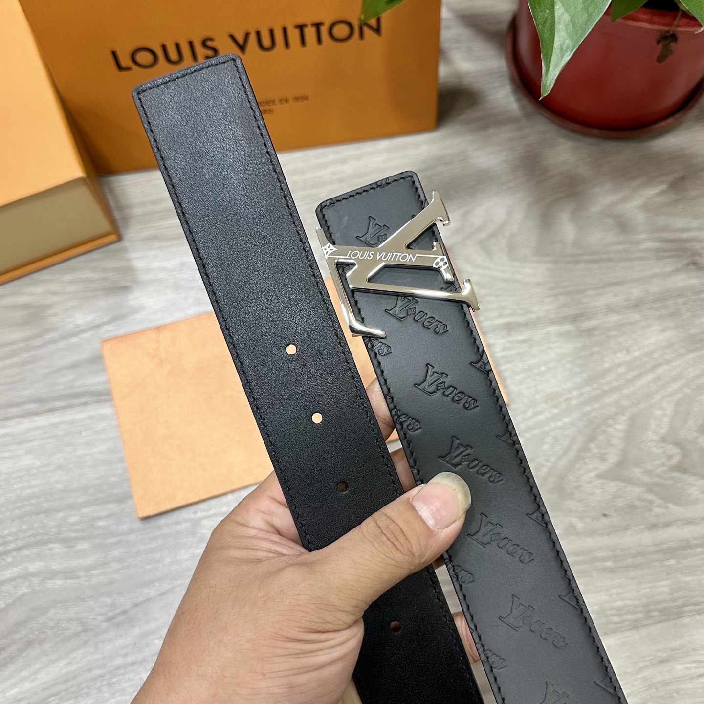 
        LV.路易威登 宽40MM双面原版小牛皮 搭配单钌钯电镀扣 完美的手感.油边 出众的设