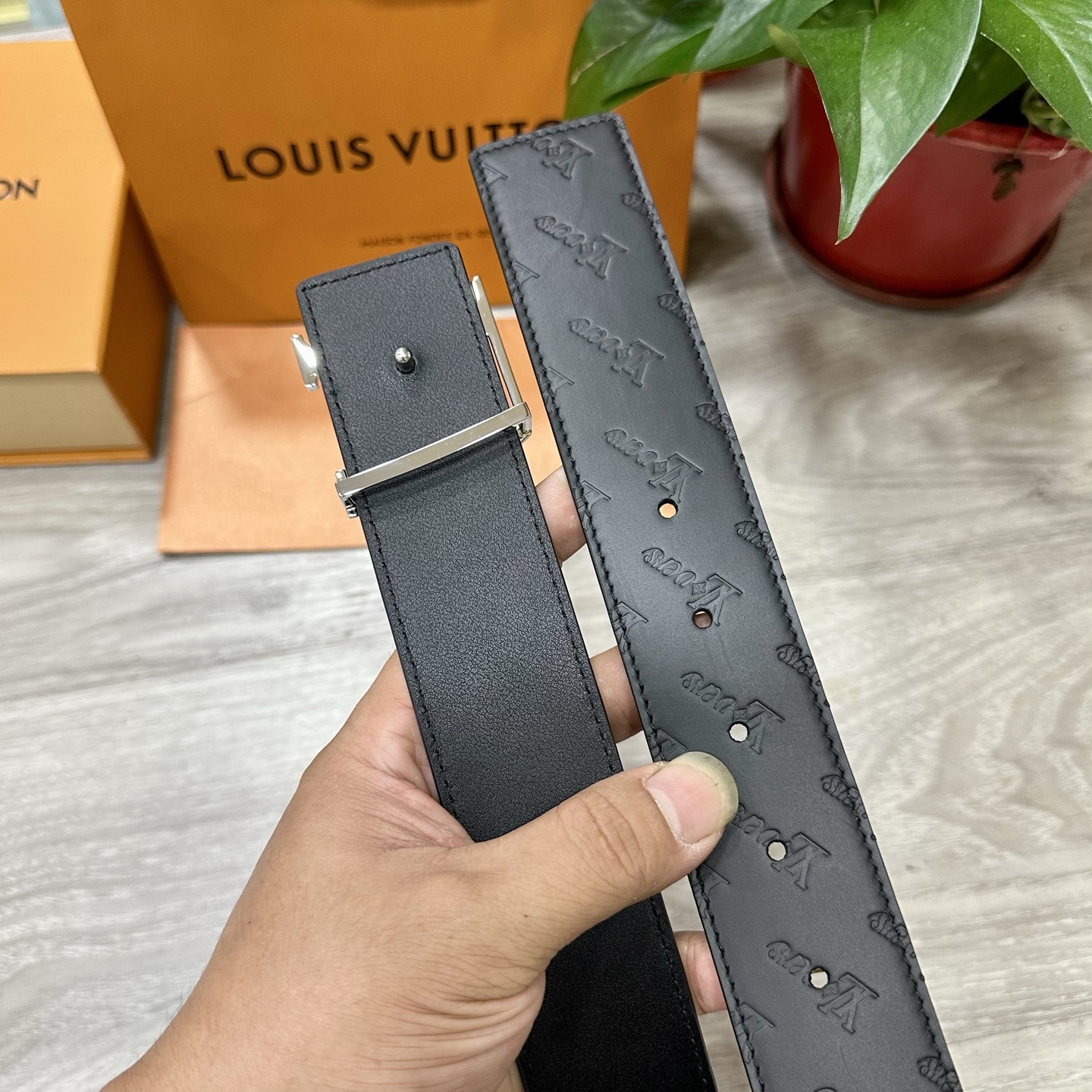 
        LV.路易威登 宽40MM双面原版小牛皮 搭配单钌钯电镀扣 完美的手感.油边 出众的设