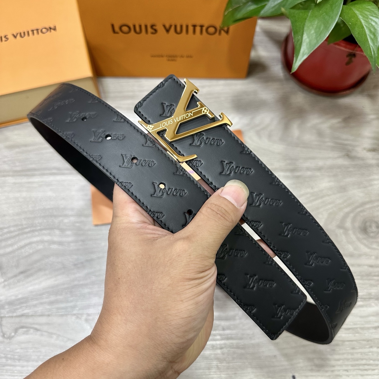 
        LV.路易威登 宽40MM双面原版小牛皮 搭配单钌钯电镀扣 完美的手感.油边 出众的设