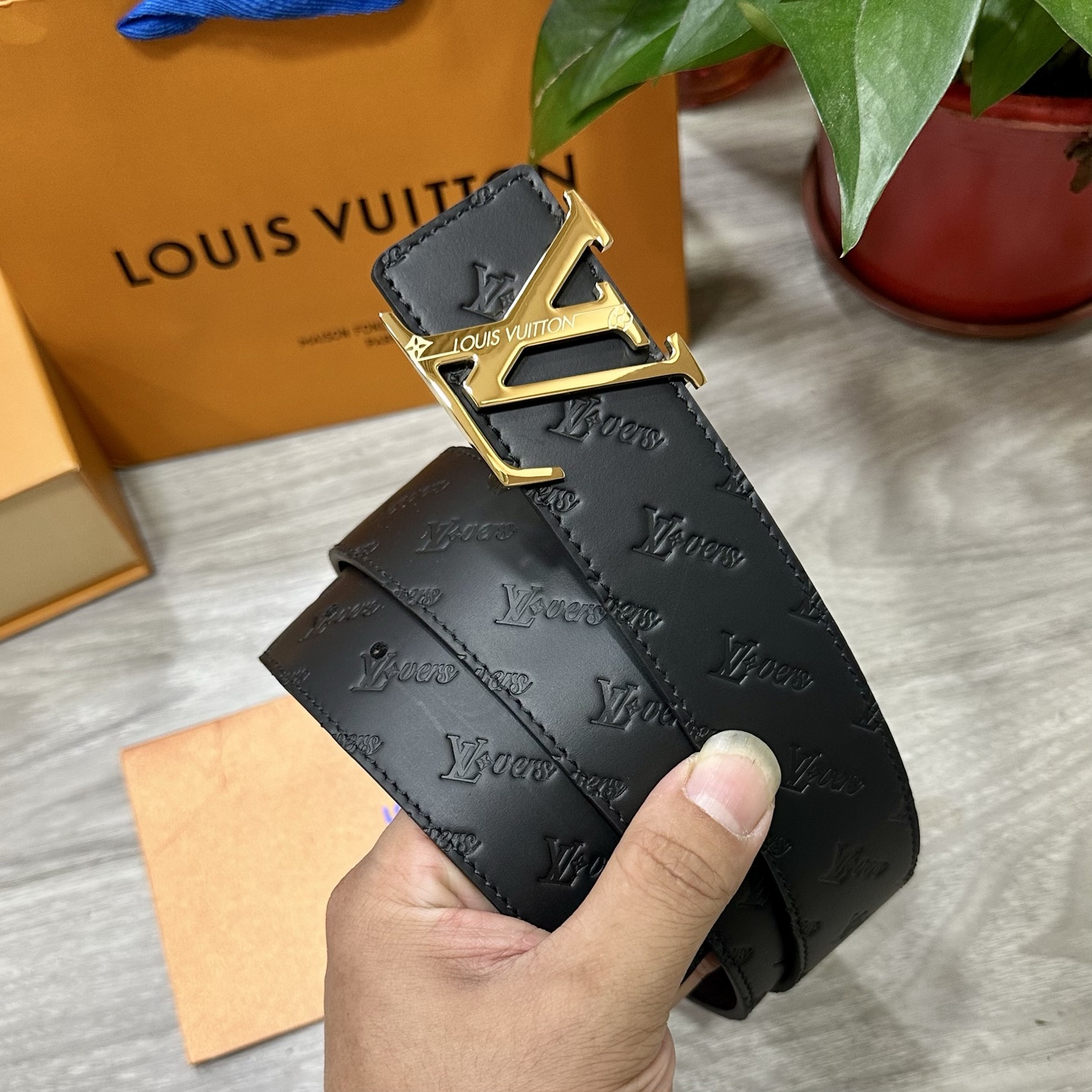 
        LV.路易威登 宽40MM双面原版小牛皮 搭配单钌钯电镀扣 完美的手感.油边 出众的设