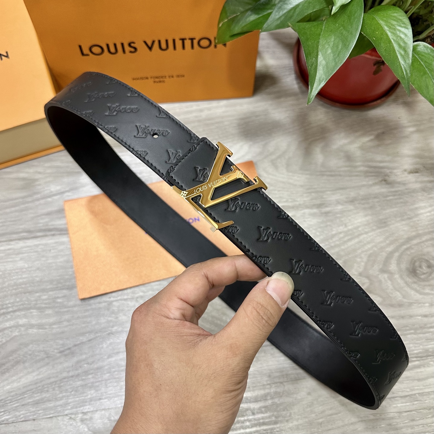 
        LV.路易威登 宽40MM双面原版小牛皮 搭配单钌钯电镀扣 完美的手感.油边 出众的设