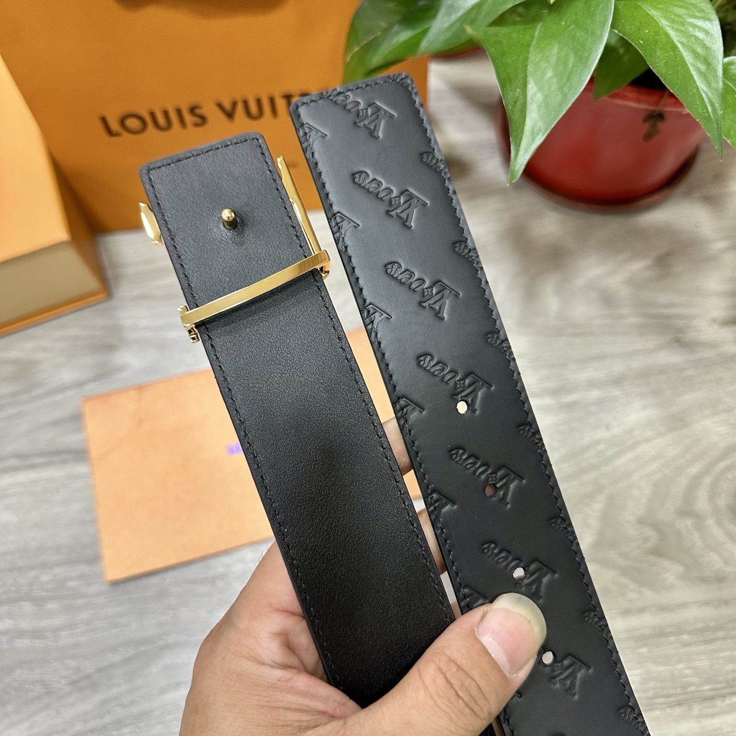 
        LV.路易威登 宽40MM双面原版小牛皮 搭配单钌钯电镀扣 完美的手感.油边 出众的设