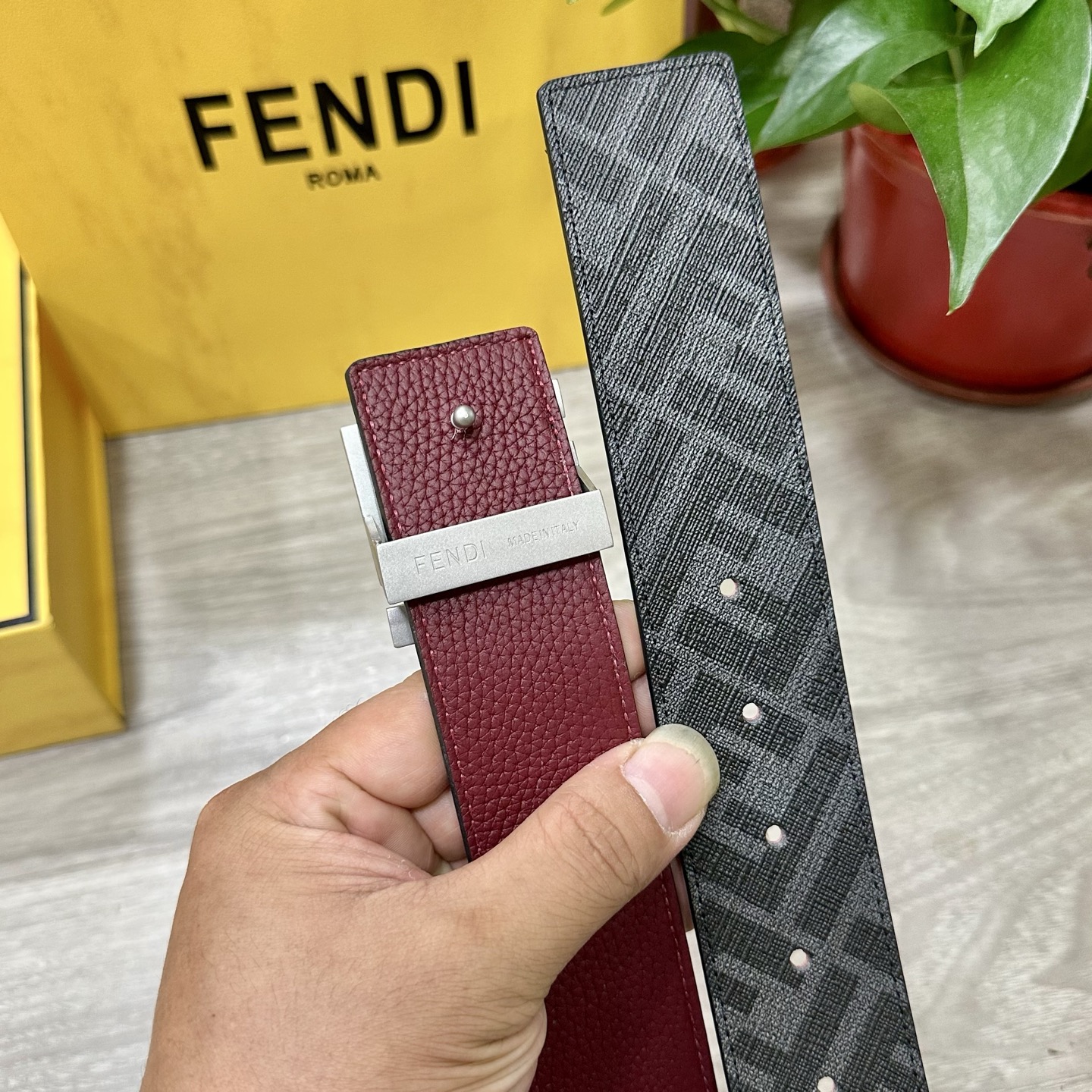 
     FENDI（芬迪）专柜同款 宽4.0CM 双环正反用腰带 F按钉搭扣 酒红色Cuoio  R