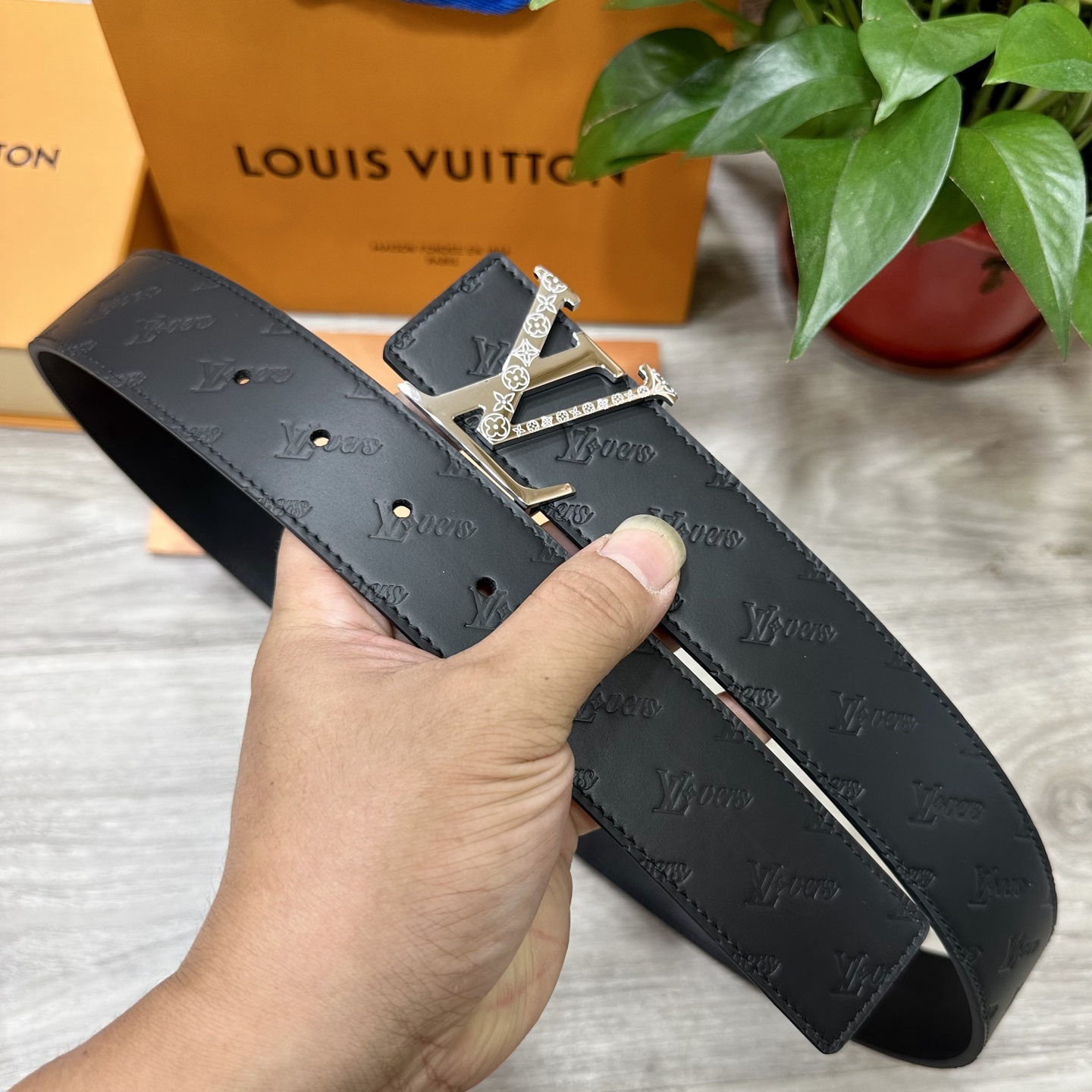 
        LV.路易威登 宽40MM双面原版小牛皮 搭配单钌钯电镀扣 完美的手感.油边 出众的设