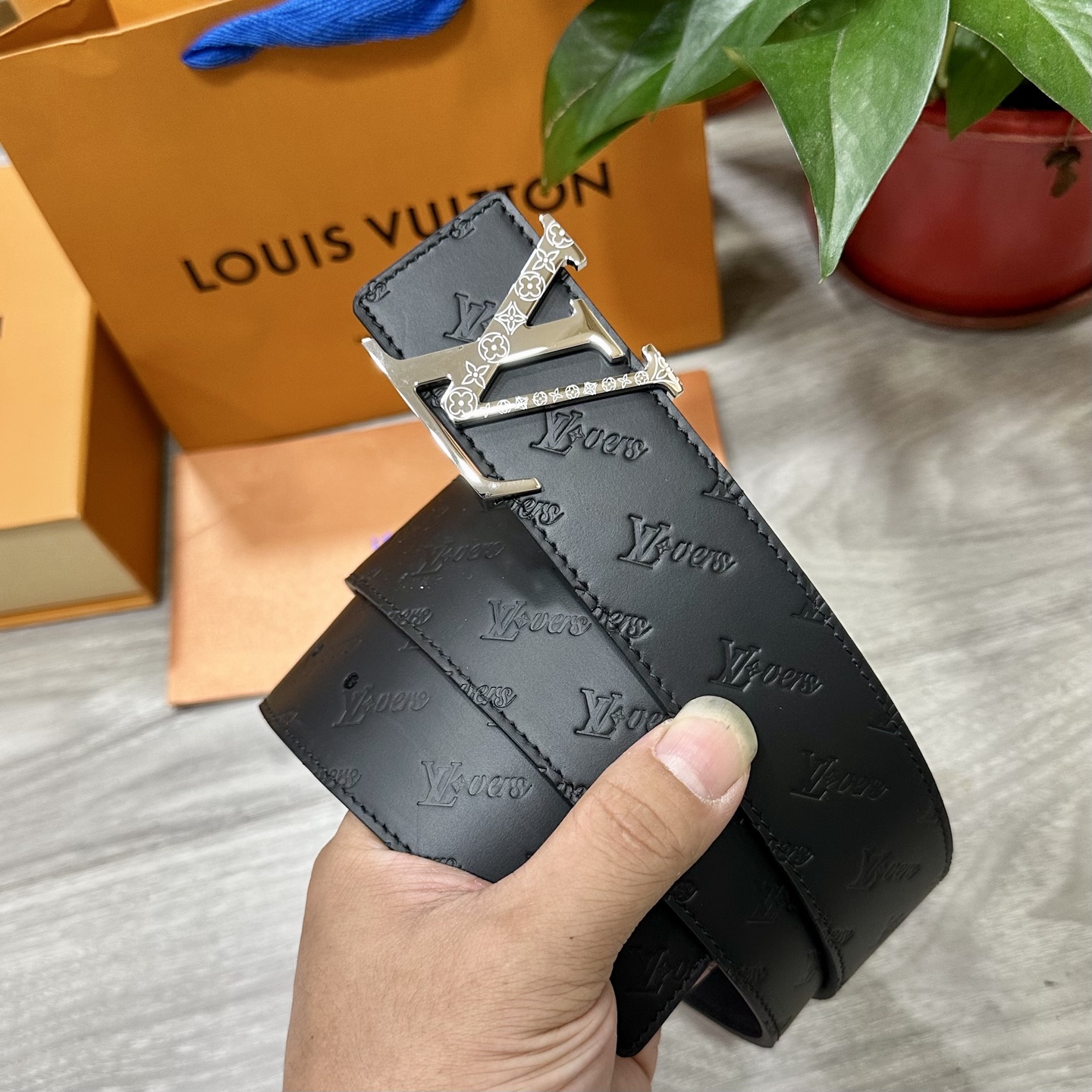 
        LV.路易威登 宽40MM双面原版小牛皮 搭配单钌钯电镀扣 完美的手感.油边 出众的设
