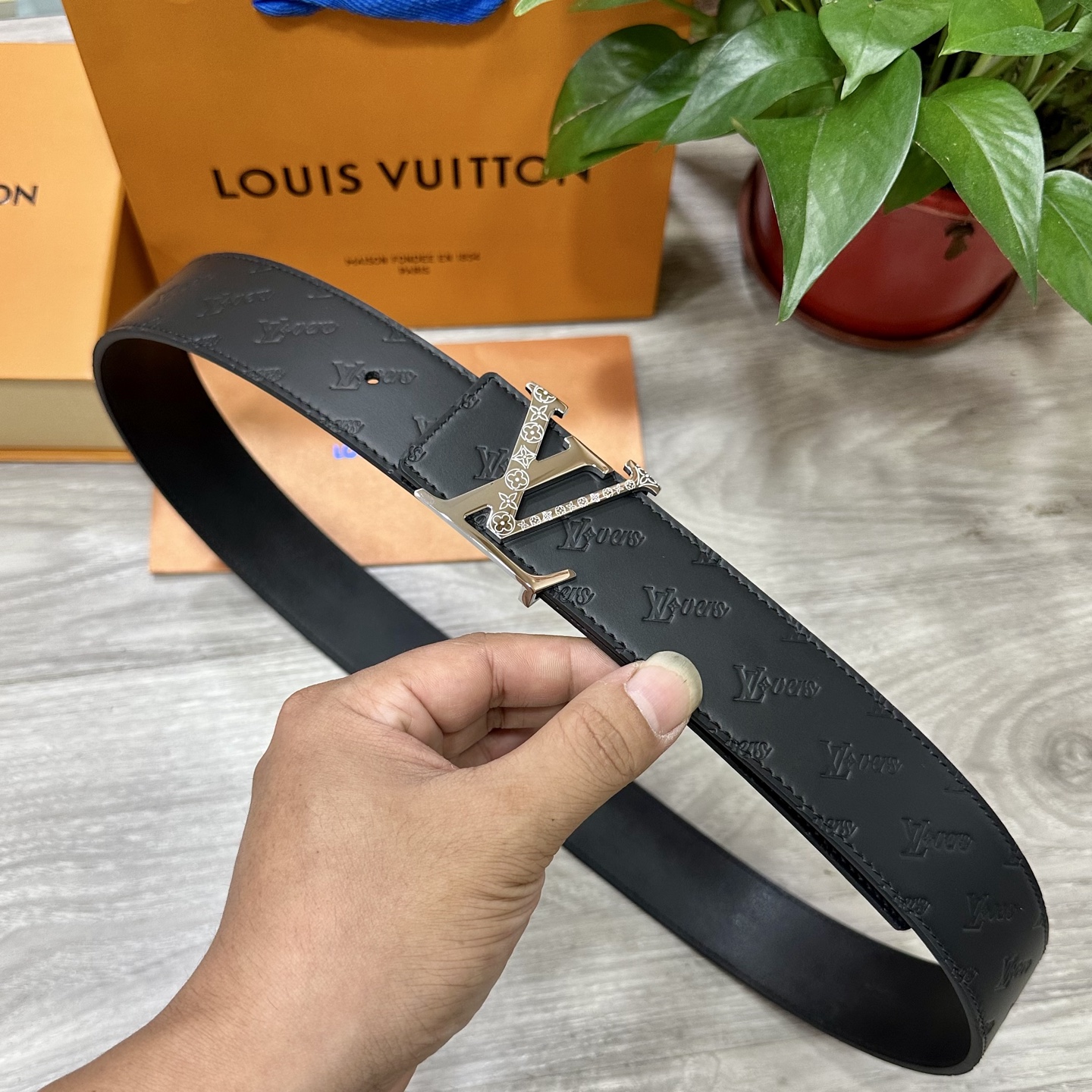 
        LV.路易威登 宽40MM双面原版小牛皮 搭配单钌钯电镀扣 完美的手感.油边 出众的设