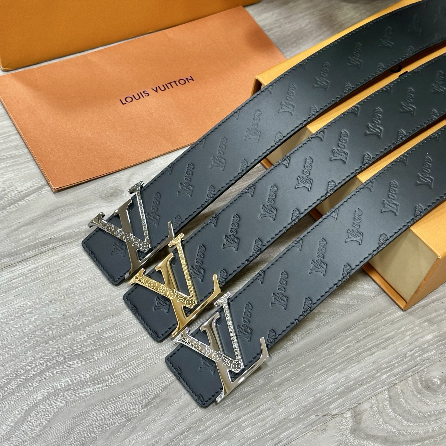 
        LV.路易威登 宽40MM双面原版小牛皮 搭配单钌钯电镀扣 完美的手感.油边 出众的设