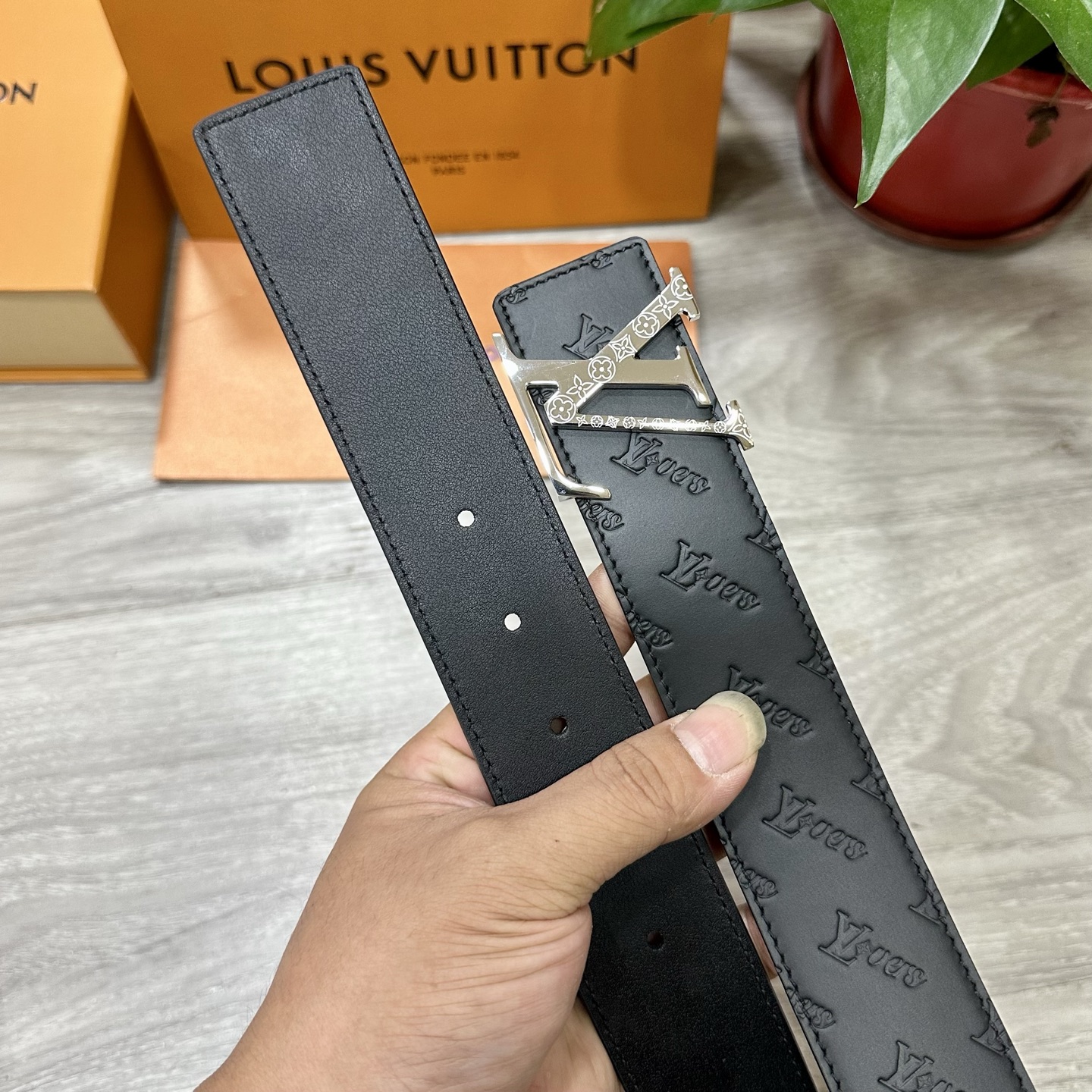 
        LV.路易威登 宽40MM双面原版小牛皮 搭配单钌钯电镀扣 完美的手感.油边 出众的设
