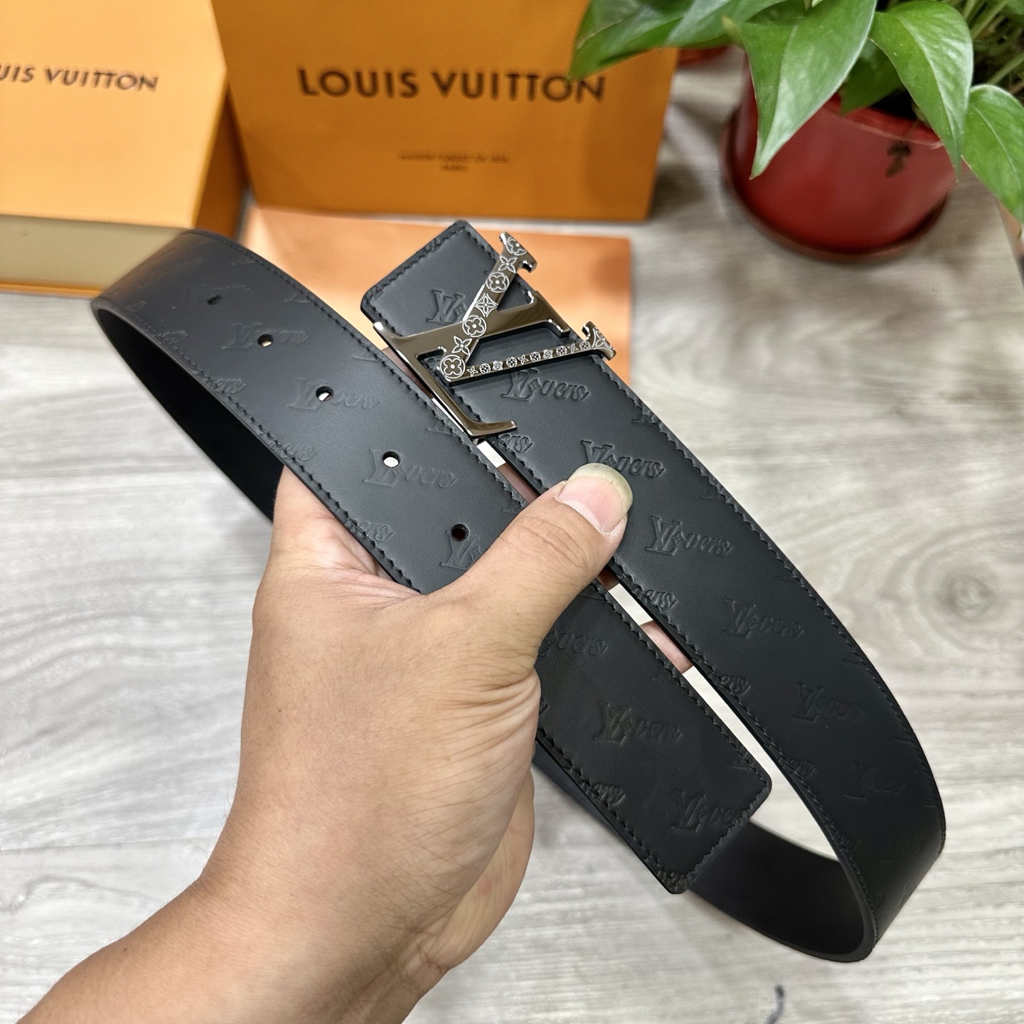 
        LV.路易威登 宽40MM双面原版小牛皮 搭配单钌钯电镀扣 完美的手感.油边 出众的设