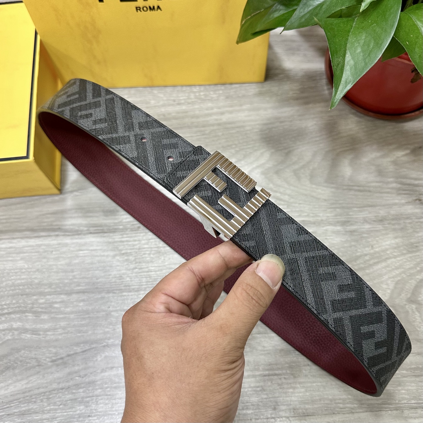 
     FENDI（芬迪）专柜同款 宽4.0CM 双环正反用腰带 F按钉搭扣 酒红色Cuoio  R