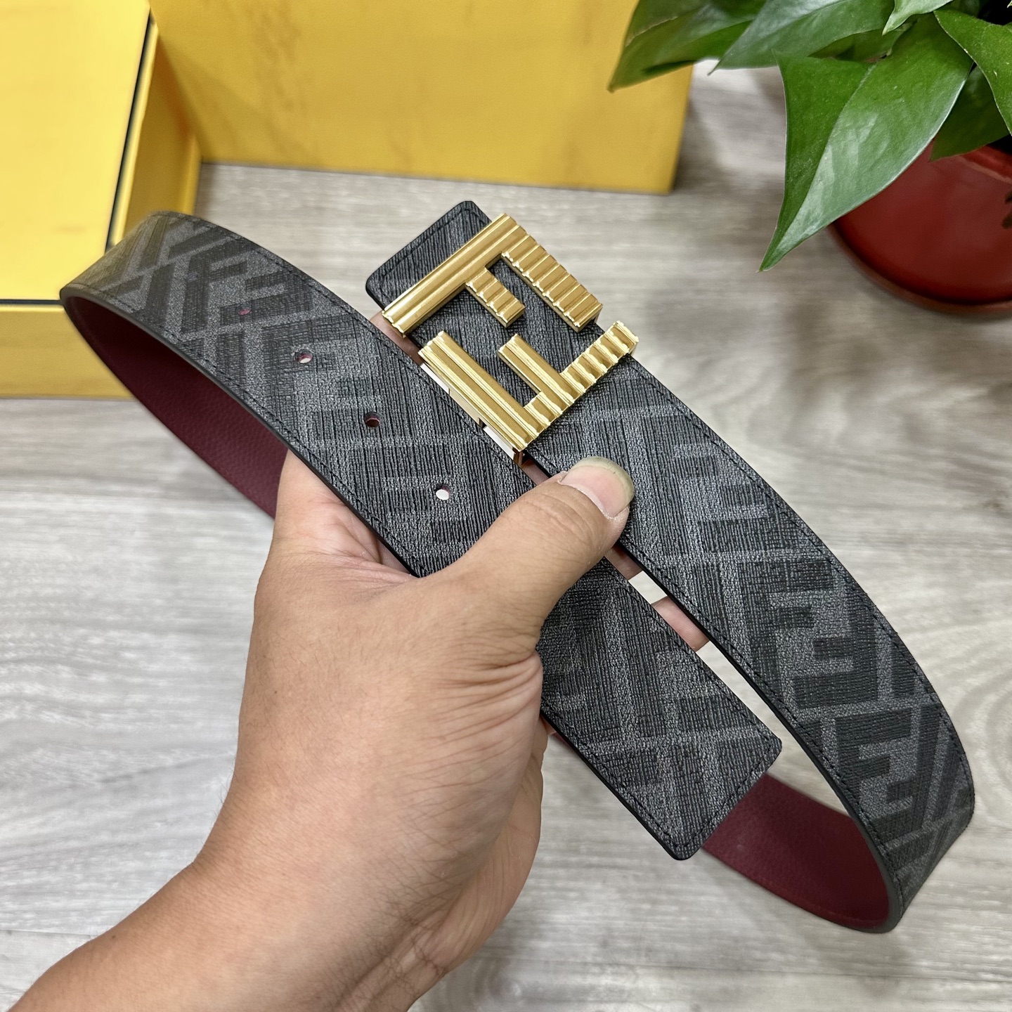 
     FENDI（芬迪）专柜同款 宽4.0CM 双环正反用腰带 F按钉搭扣 酒红色Cuoio  R