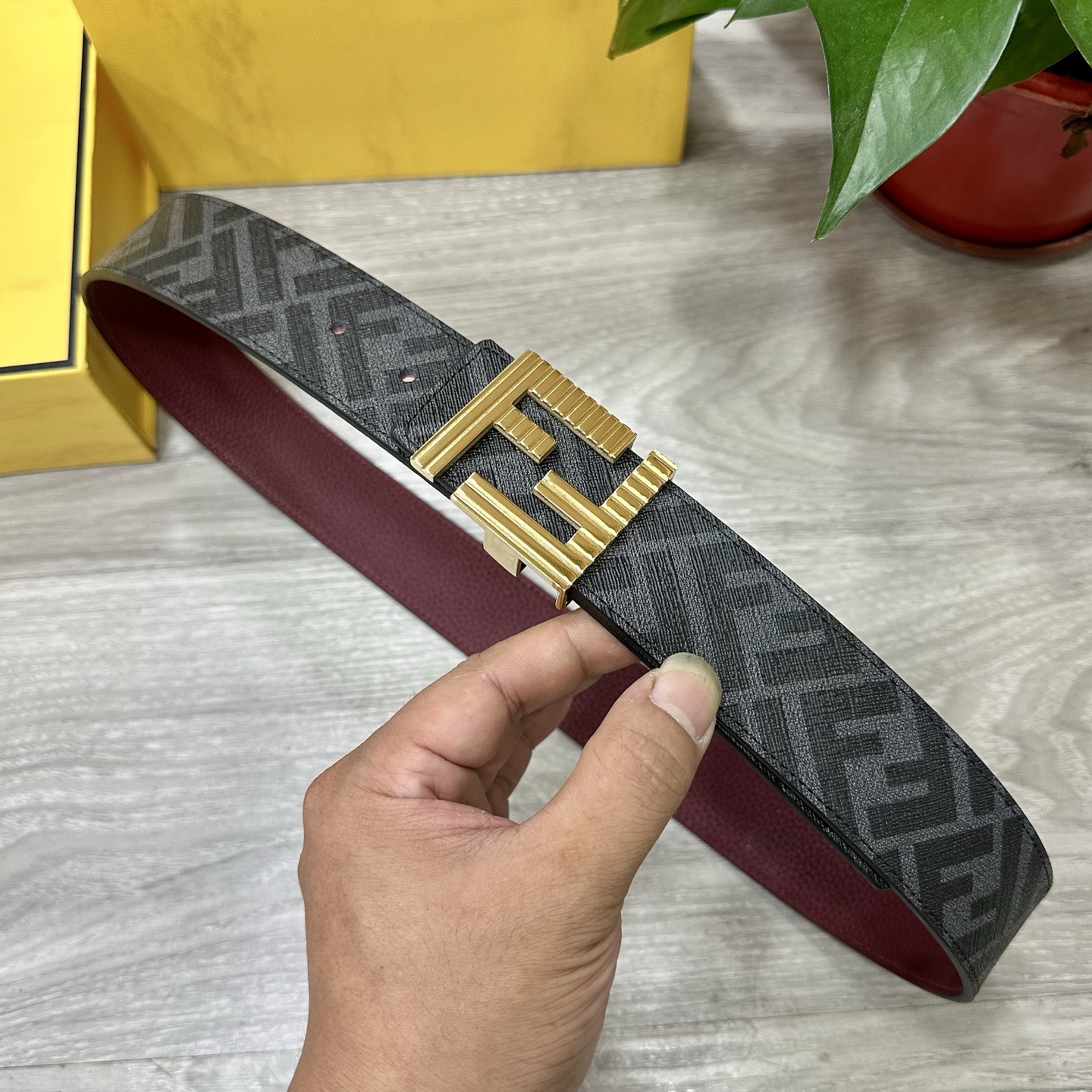
     FENDI（芬迪）专柜同款 宽4.0CM 双环正反用腰带 F按钉搭扣 酒红色Cuoio  R