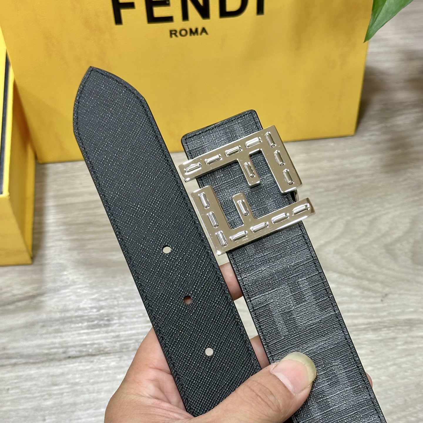 
     FENDI（芬迪）专柜同款 宽4.0CM 双环正反用腰带 FF按钉搭扣 黑色Cuoio  R