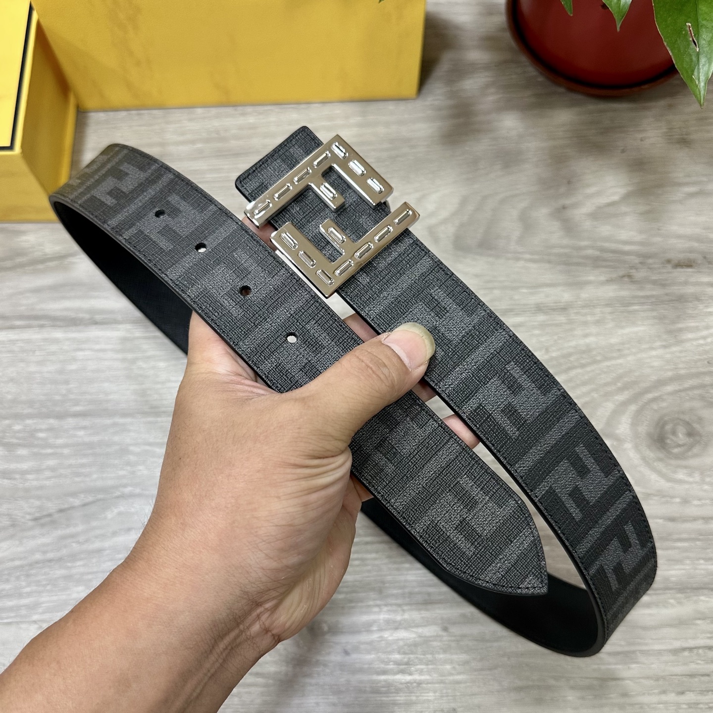 
     FENDI（芬迪）专柜同款 宽4.0CM 双环正反用腰带 FF按钉搭扣 黑色Cuoio  R