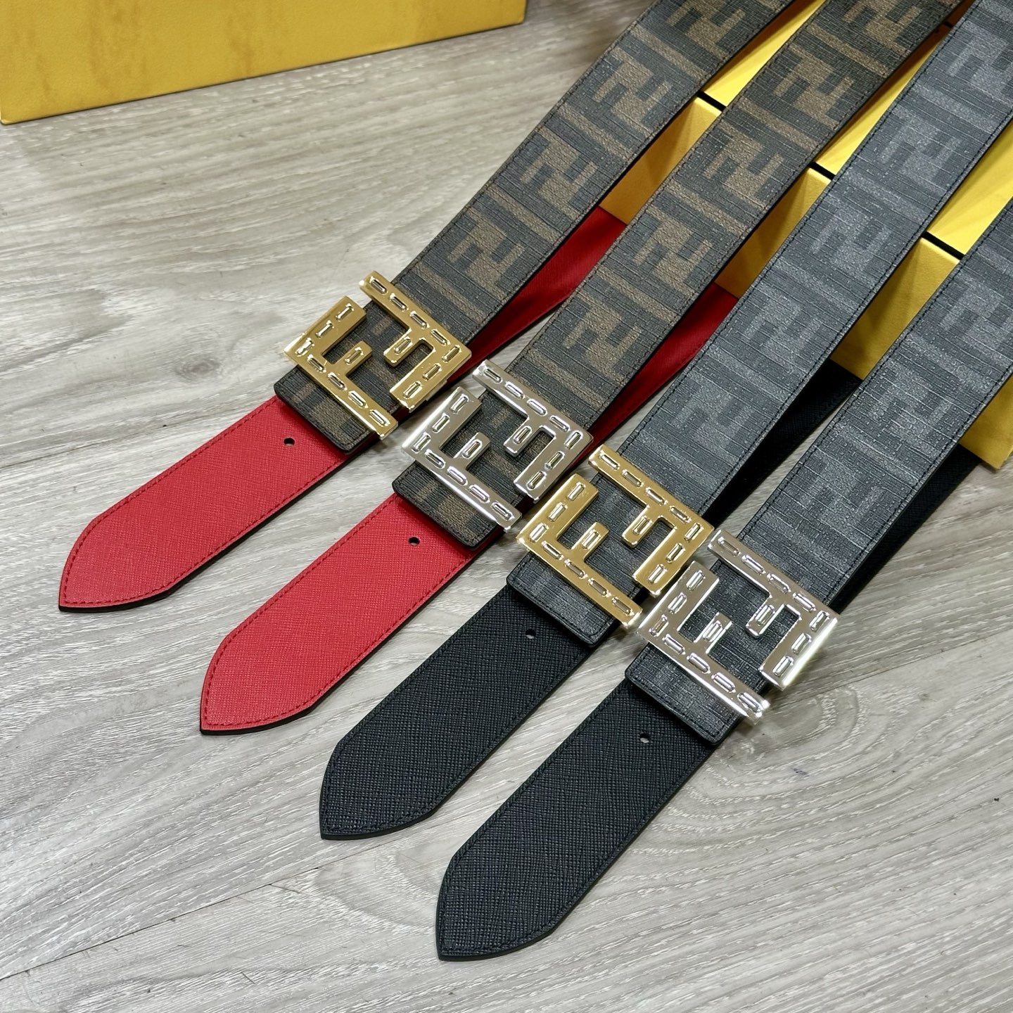 
     FENDI（芬迪）专柜同款 宽4.0CM 双环正反用腰带 FF按钉搭扣 红色Cuoio  R