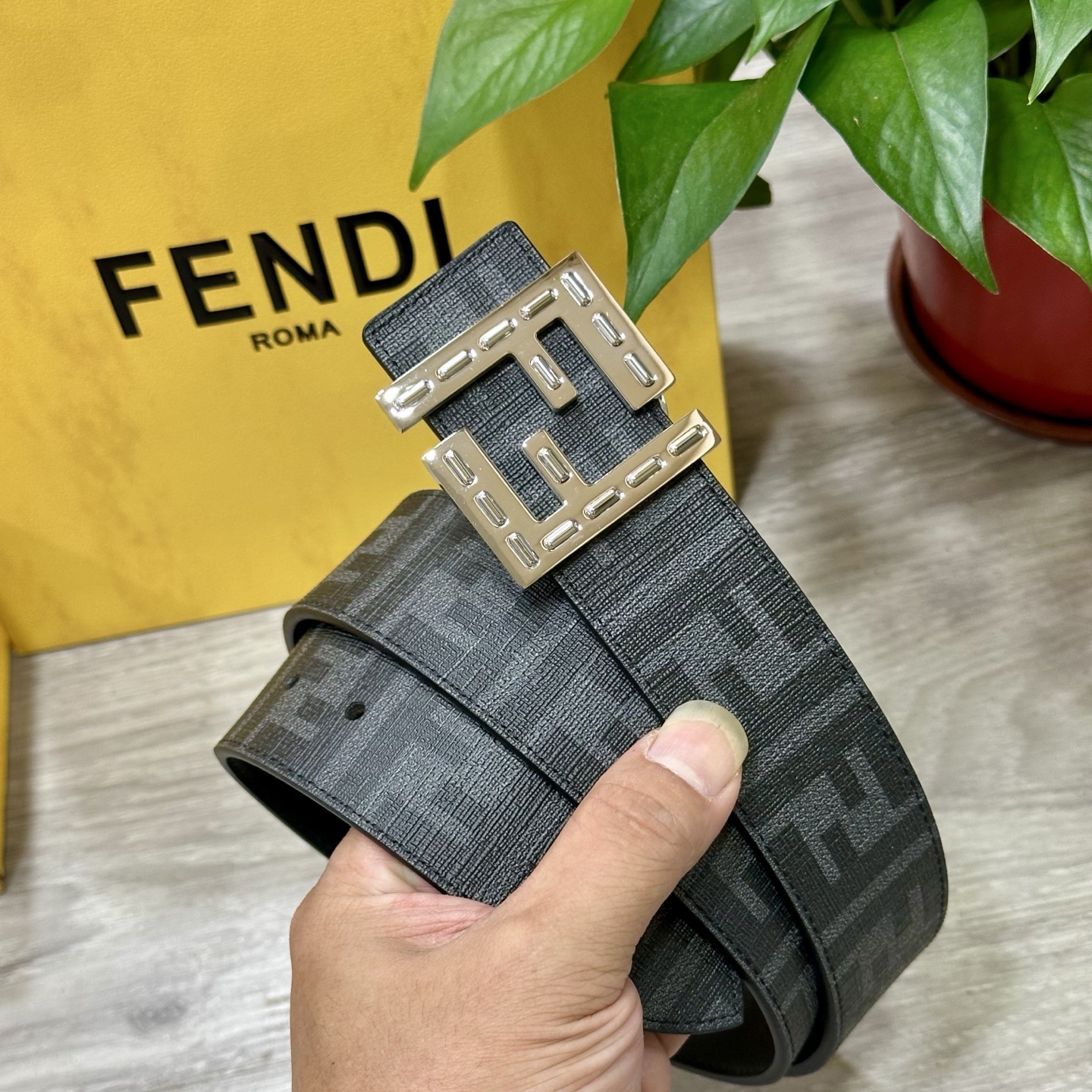 
     FENDI（芬迪）专柜同款 宽4.0CM 双环正反用腰带 FF按钉搭扣 黑色Cuoio  R