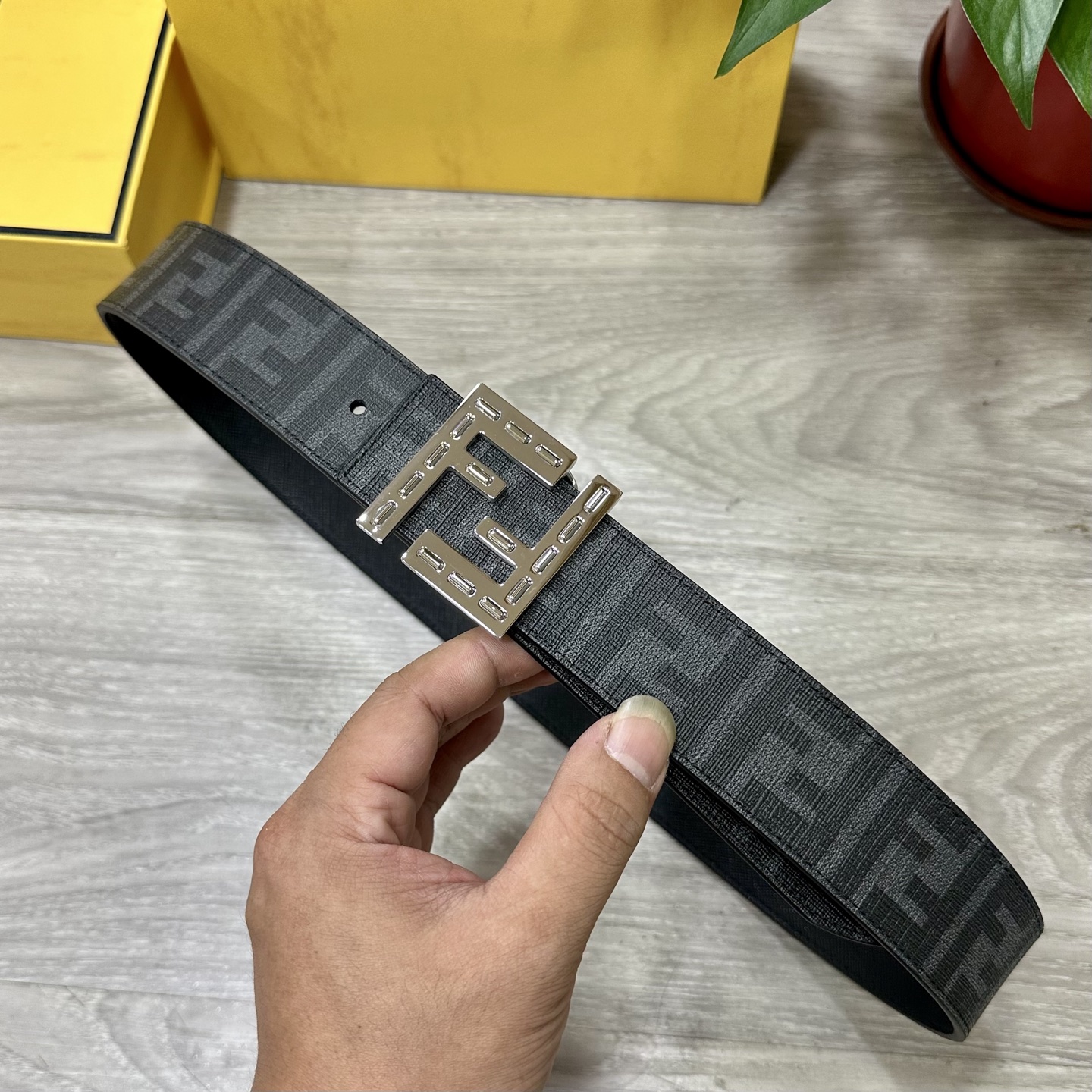 
     FENDI（芬迪）专柜同款 宽4.0CM 双环正反用腰带 FF按钉搭扣 黑色Cuoio  R