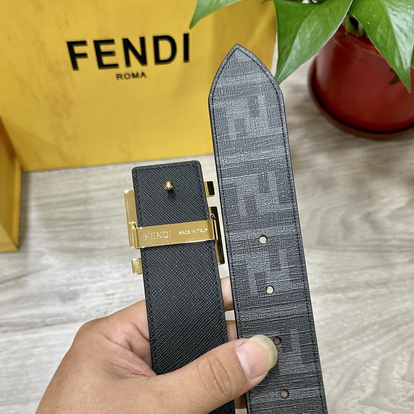 
     FENDI（芬迪）专柜同款 宽4.0CM 双环正反用腰带 FF按钉搭扣 黑色Cuoio  R