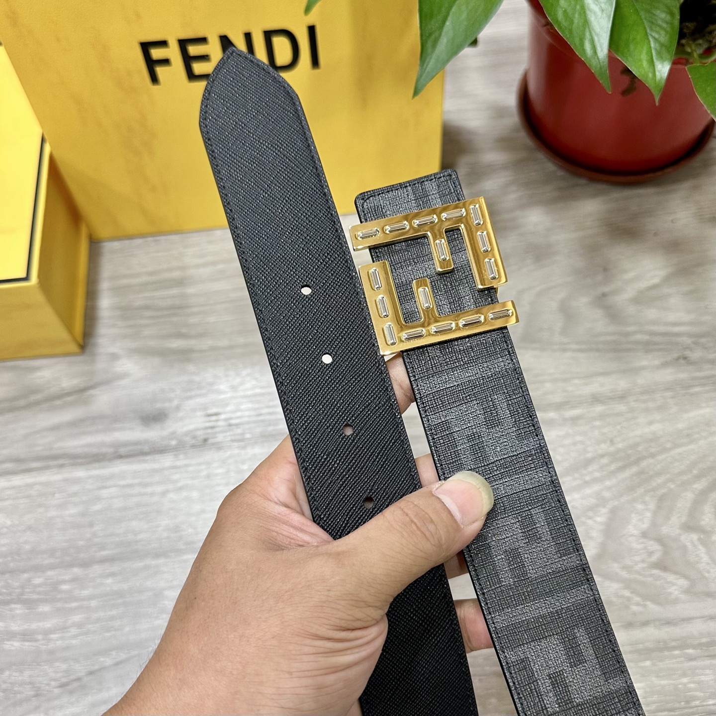 
     FENDI（芬迪）专柜同款 宽4.0CM 双环正反用腰带 FF按钉搭扣 黑色Cuoio  R