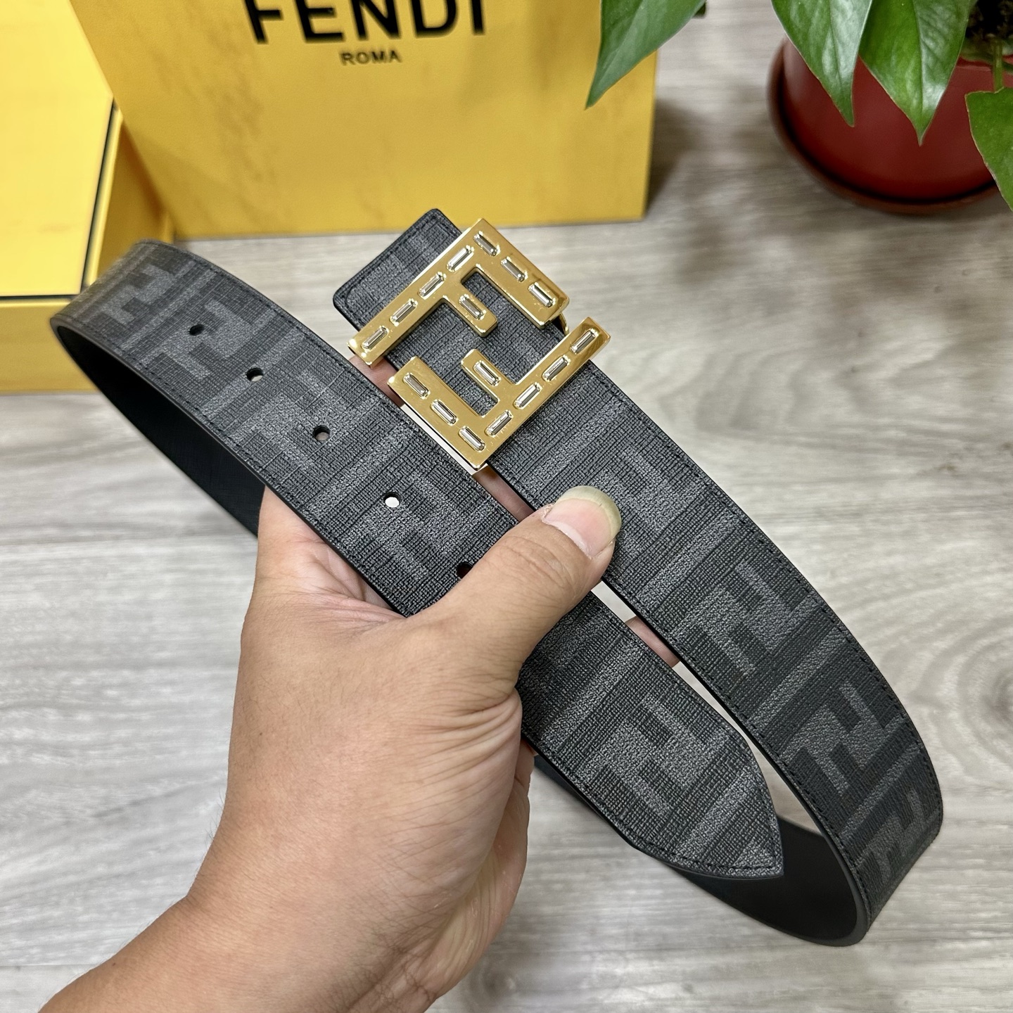 
     FENDI（芬迪）专柜同款 宽4.0CM 双环正反用腰带 FF按钉搭扣 黑色Cuoio  R