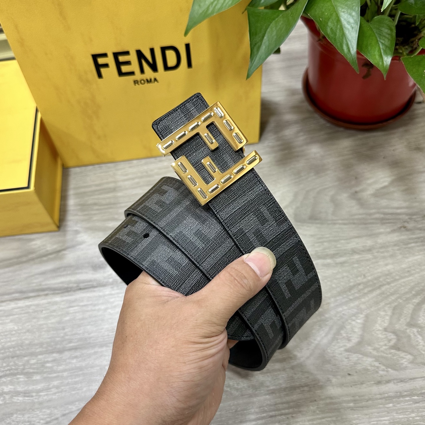 
     FENDI（芬迪）专柜同款 宽4.0CM 双环正反用腰带 FF按钉搭扣 黑色Cuoio  R
