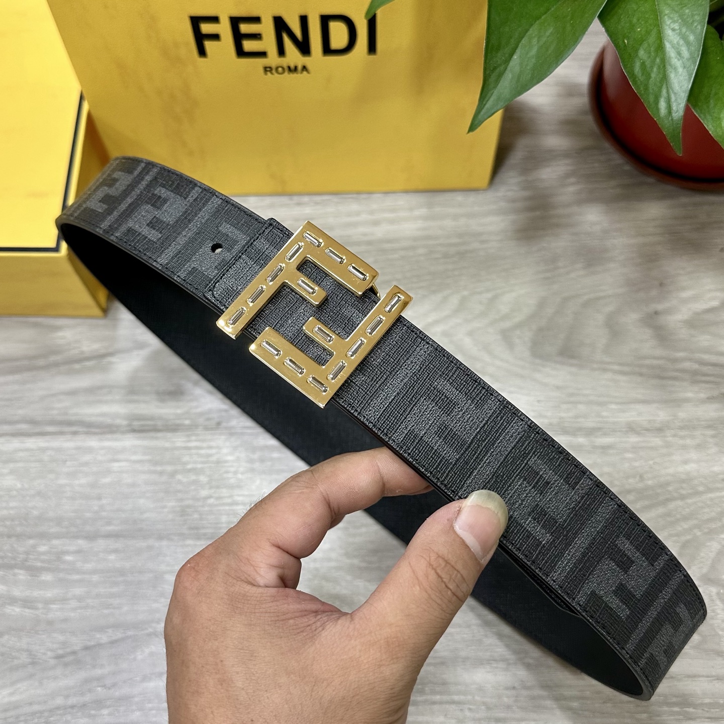 
     FENDI（芬迪）专柜同款 宽4.0CM 双环正反用腰带 FF按钉搭扣 黑色Cuoio  R