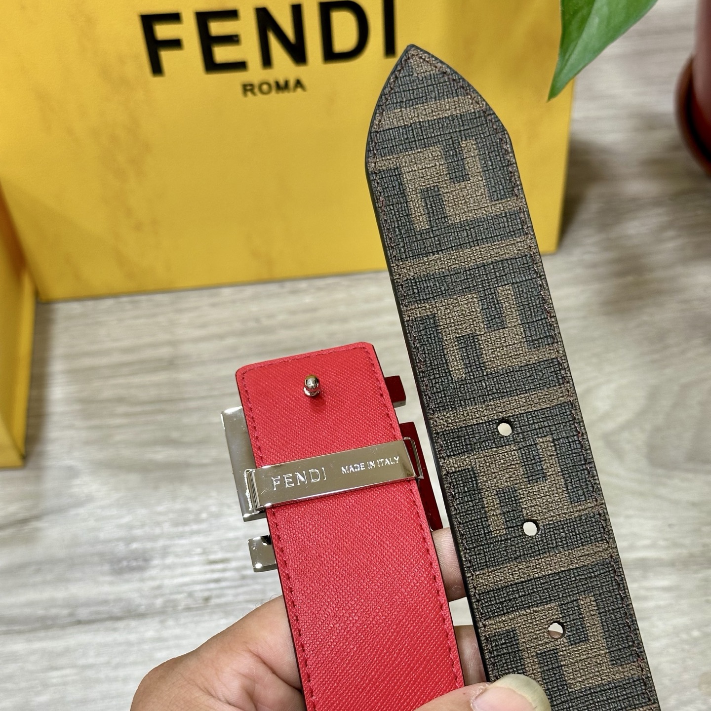 
     FENDI（芬迪）专柜同款 宽4.0CM 双环正反用腰带 FF按钉搭扣 红色Cuoio  R