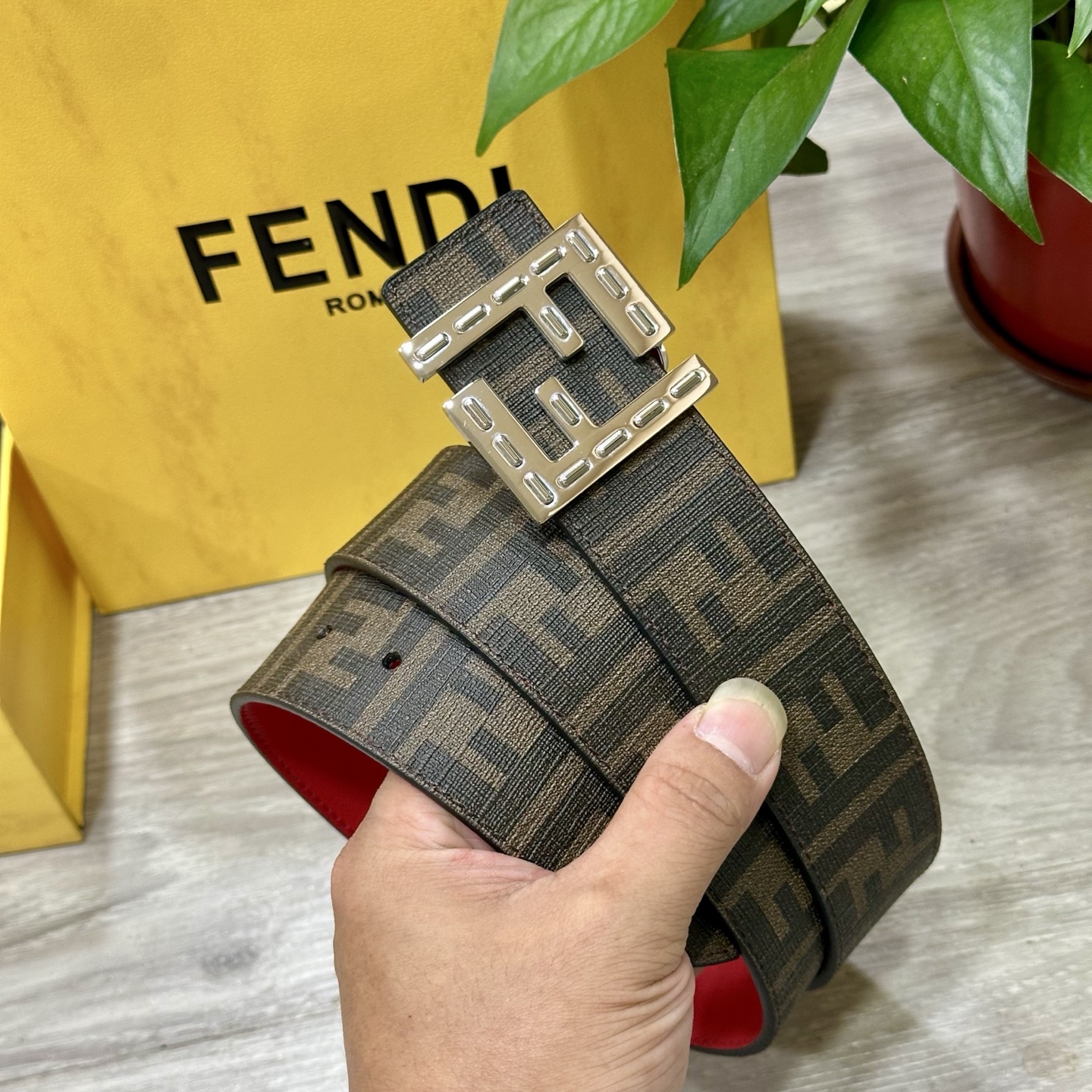 
     FENDI（芬迪）专柜同款 宽4.0CM 双环正反用腰带 FF按钉搭扣 红色Cuoio  R