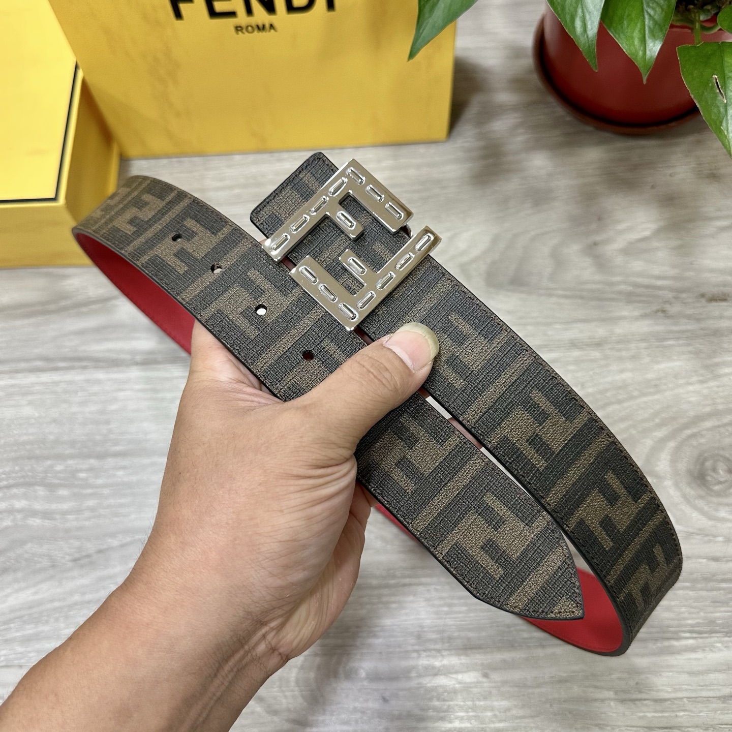 
     FENDI（芬迪）专柜同款 宽4.0CM 双环正反用腰带 FF按钉搭扣 红色Cuoio  R