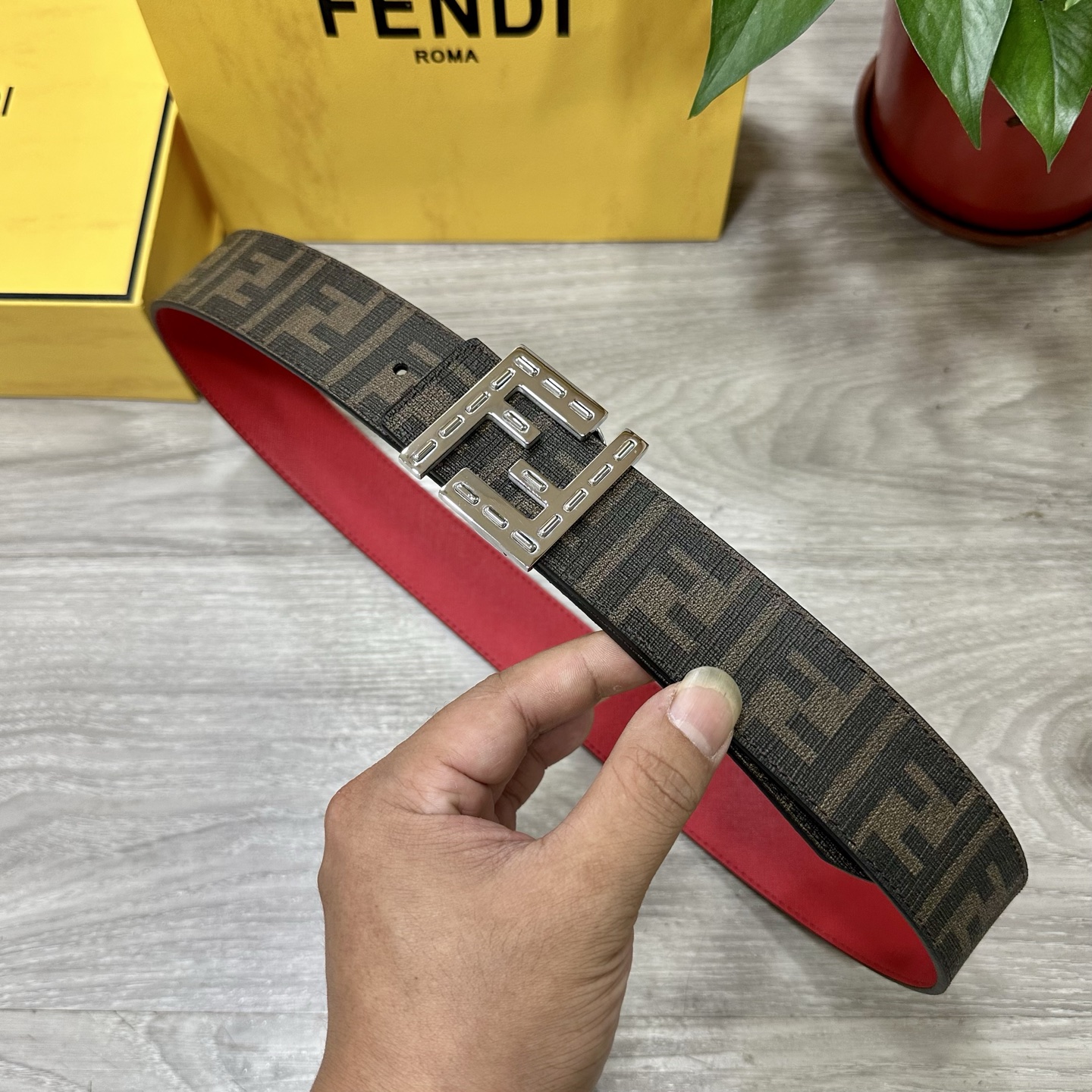 
     FENDI（芬迪）专柜同款 宽4.0CM 双环正反用腰带 FF按钉搭扣 红色Cuoio  R