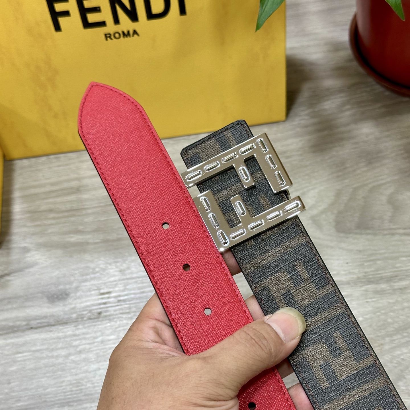 
     FENDI（芬迪）专柜同款 宽4.0CM 双环正反用腰带 FF按钉搭扣 红色Cuoio  R