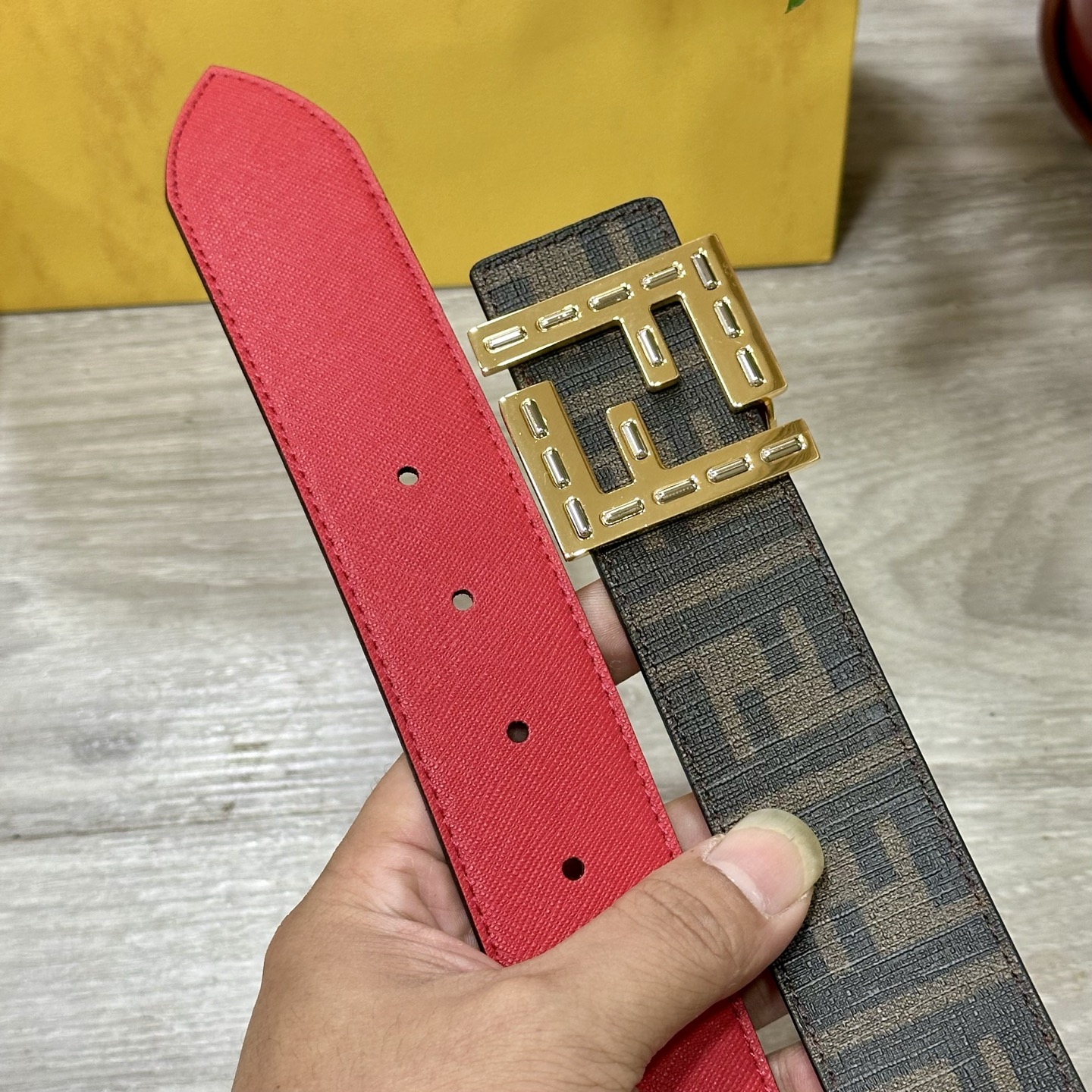 
     FENDI（芬迪）专柜同款 宽4.0CM 双环正反用腰带 FF按钉搭扣 红色Cuoio  R