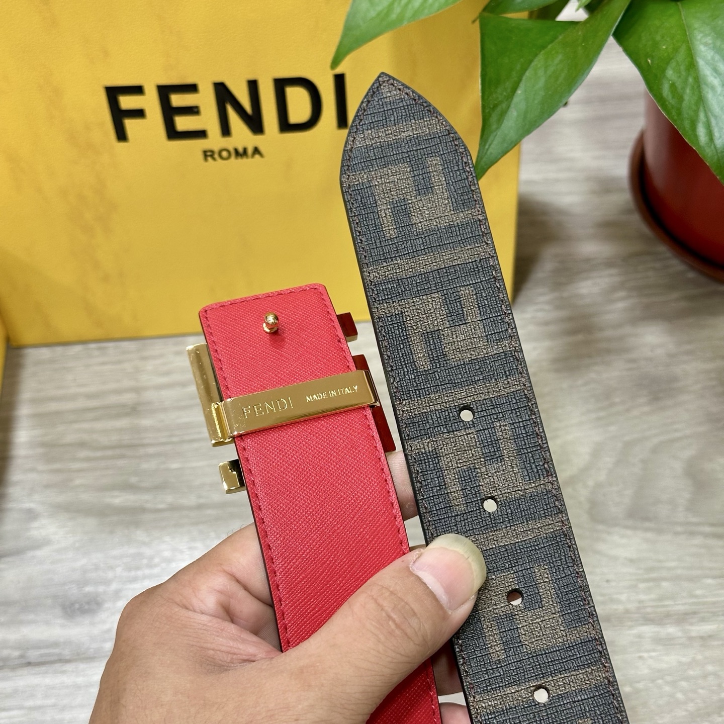 
     FENDI（芬迪）专柜同款 宽4.0CM 双环正反用腰带 FF按钉搭扣 红色Cuoio  R