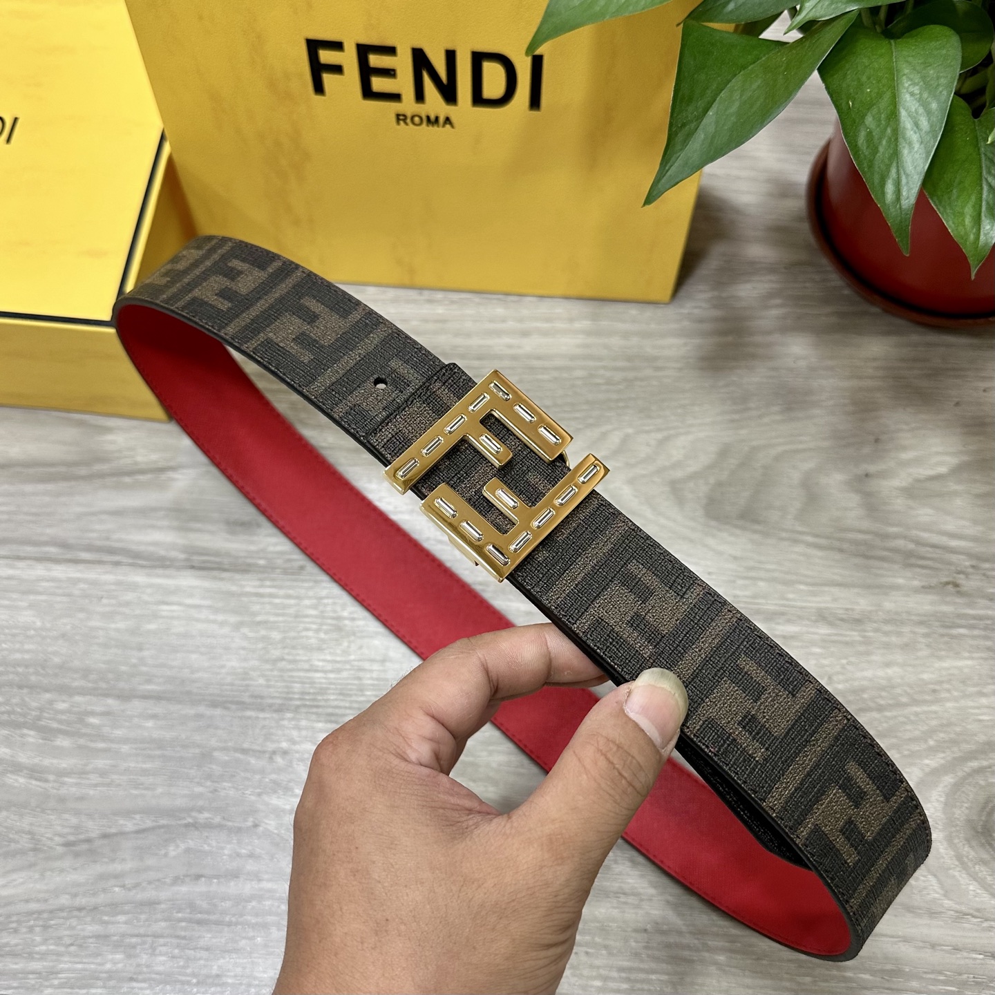 
     FENDI（芬迪）专柜同款 宽4.0CM 双环正反用腰带 FF按钉搭扣 红色Cuoio  R