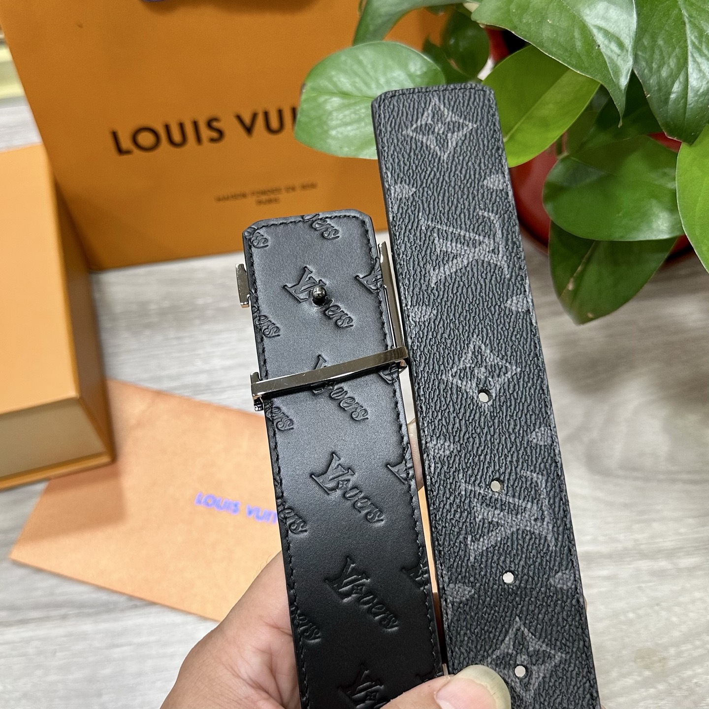
        LV.路易威登 宽40MM双面原版小牛皮 搭配单钌钯电镀扣 完美的手感.油边 出众的设