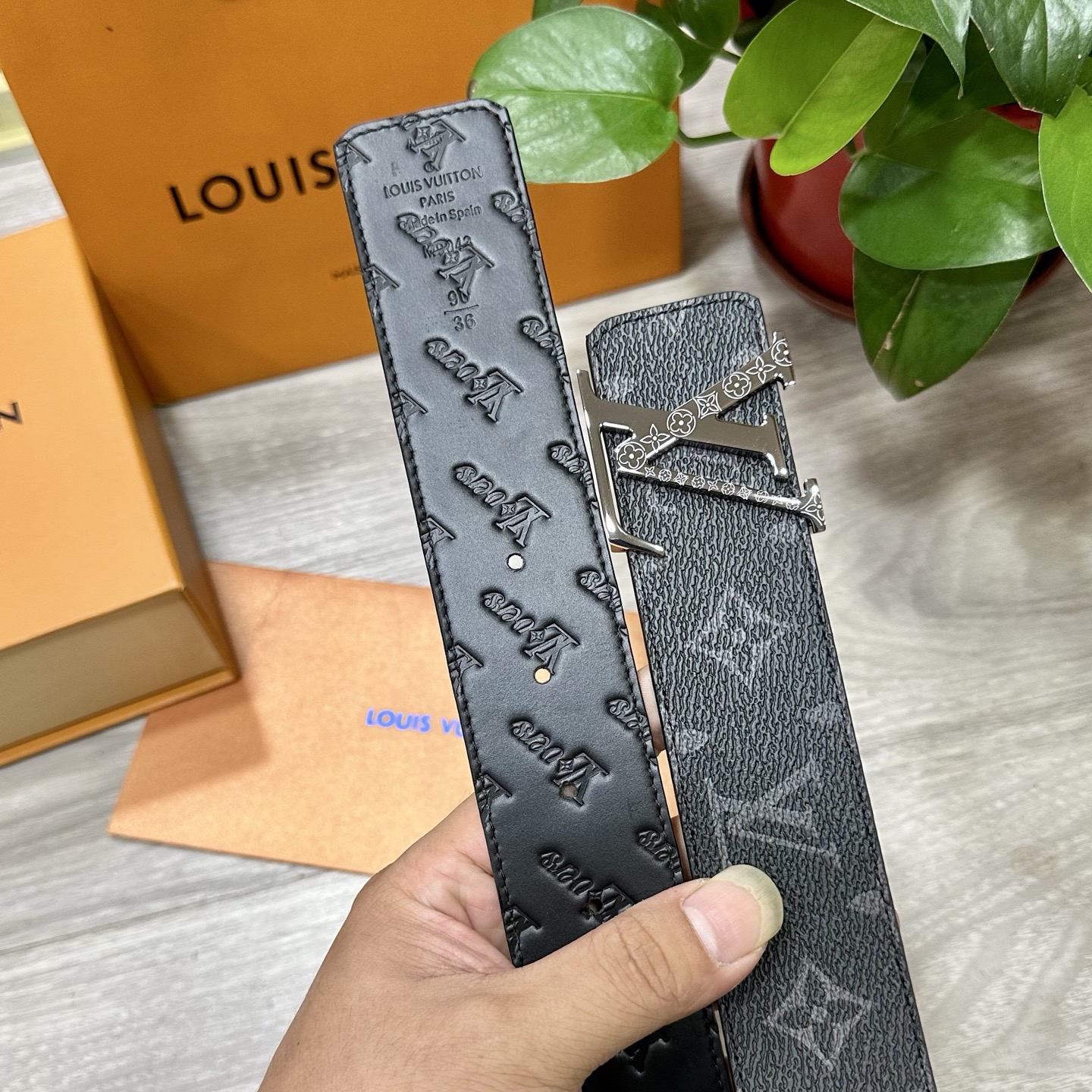 
        LV.路易威登 宽40MM双面原版小牛皮 搭配单钌钯电镀扣 完美的手感.油边 出众的设
