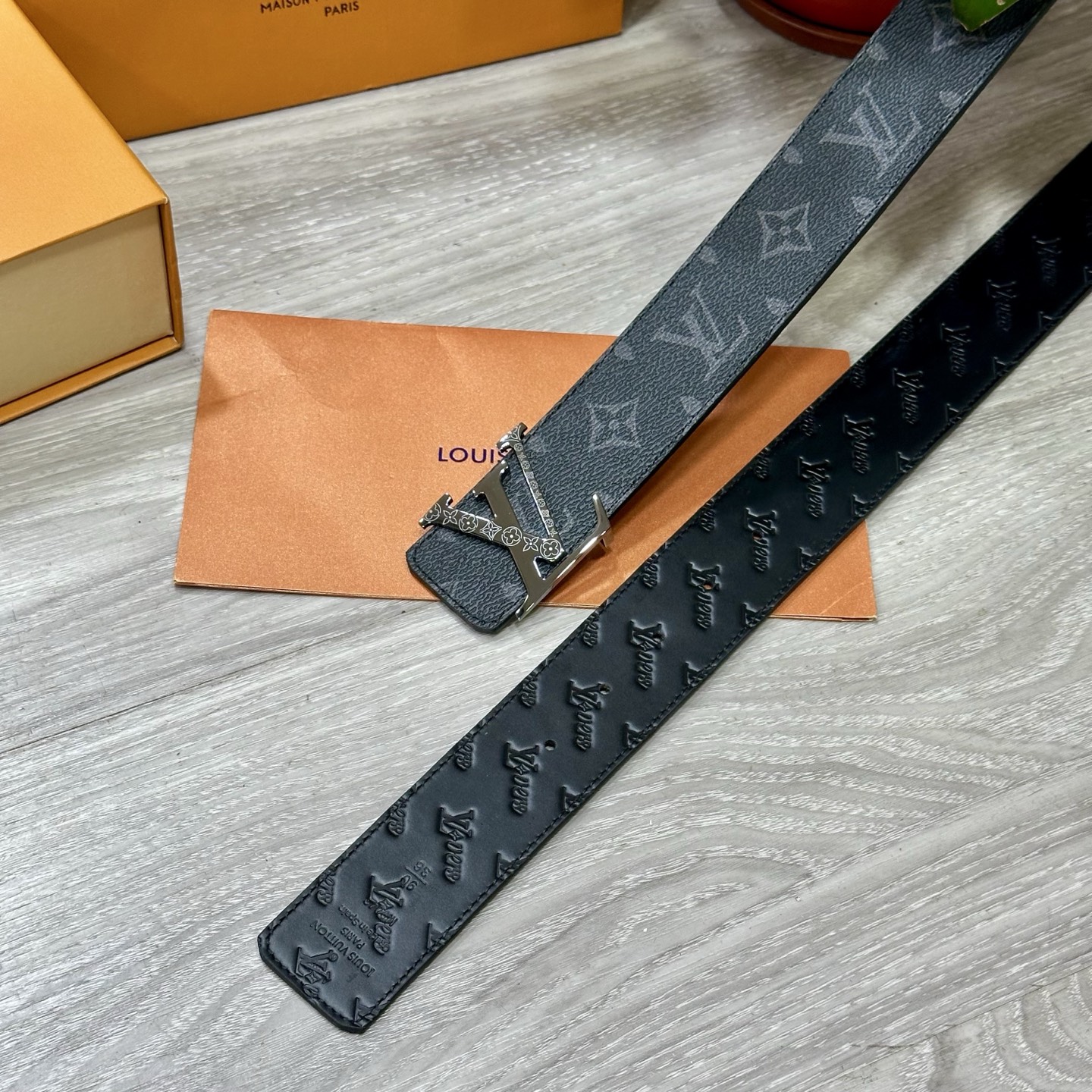 
        LV.路易威登 宽40MM双面原版小牛皮 搭配单钌钯电镀扣 完美的手感.油边 出众的设