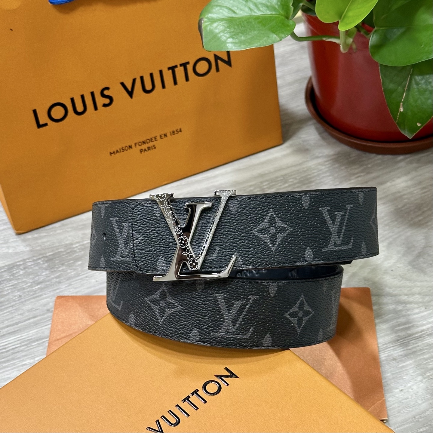 
        LV.路易威登 宽40MM双面原版小牛皮 搭配单钌钯电镀扣 完美的手感.油边 出众的设