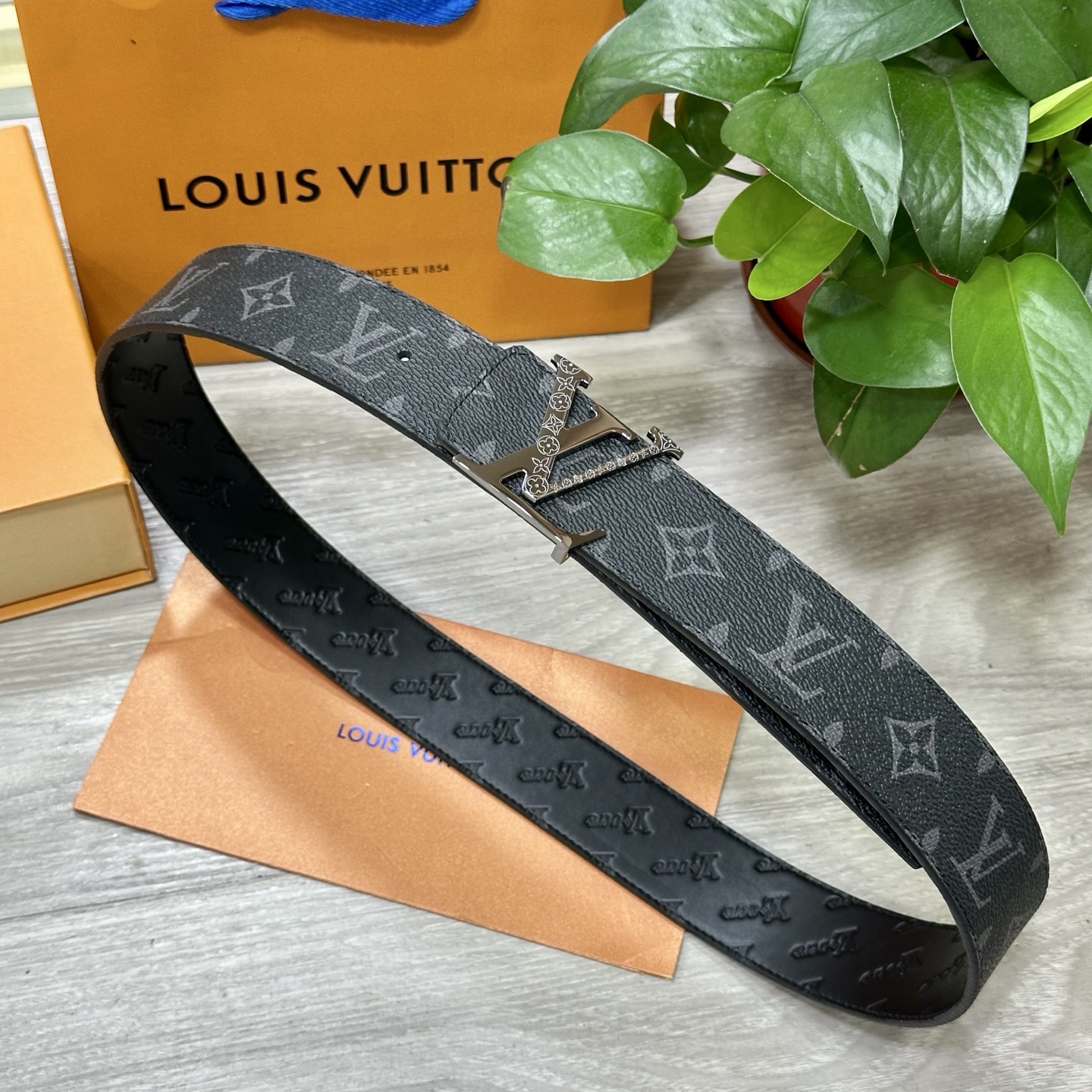 
        LV.路易威登 宽40MM双面原版小牛皮 搭配单钌钯电镀扣 完美的手感.油边 出众的设