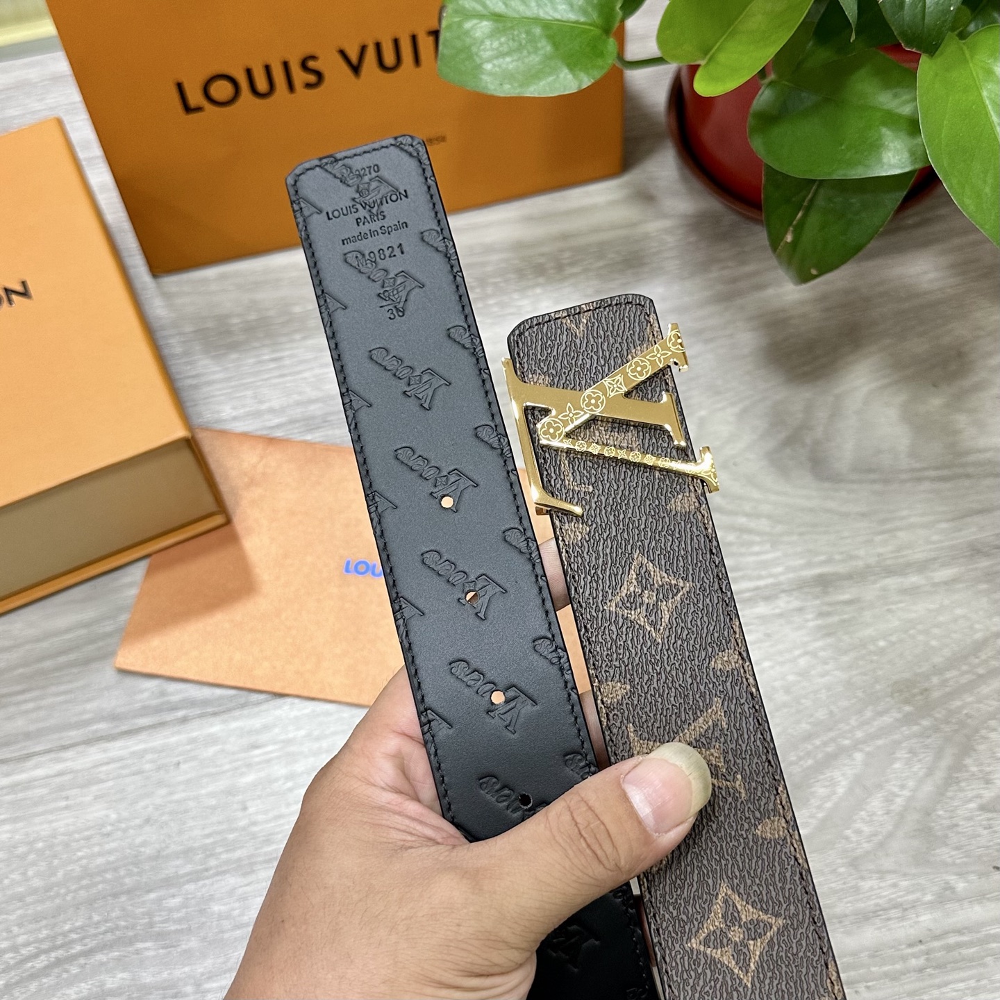 
        LV.路易威登 宽40MM双面原版小牛皮 搭配单钌钯电镀扣 完美的手感.油边 出众的设