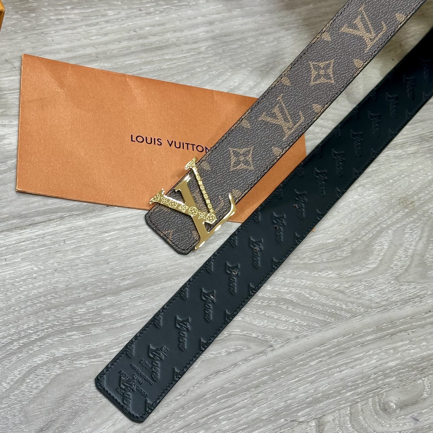 
        LV.路易威登 宽40MM双面原版小牛皮 搭配单钌钯电镀扣 完美的手感.油边 出众的设