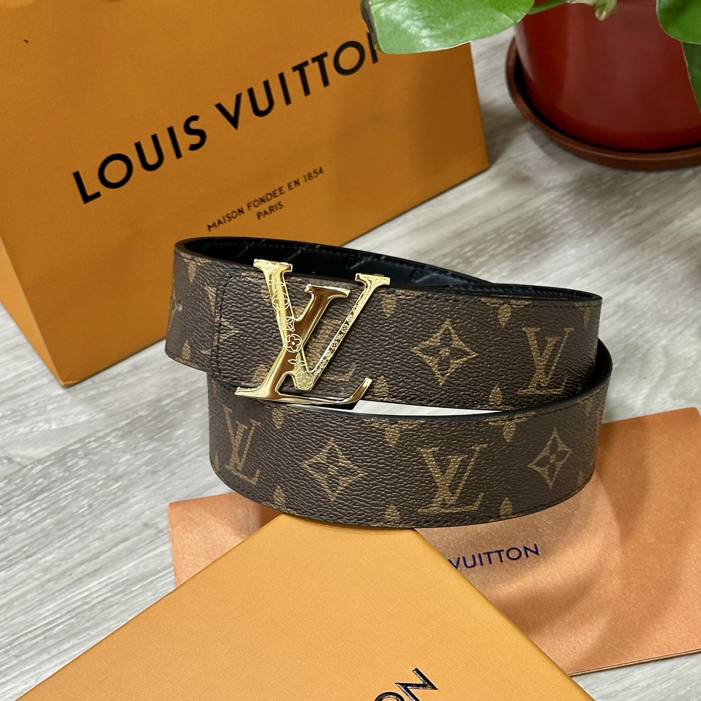 
        LV.路易威登 宽40MM双面原版小牛皮 搭配单钌钯电镀扣 完美的手感.油边 出众的设