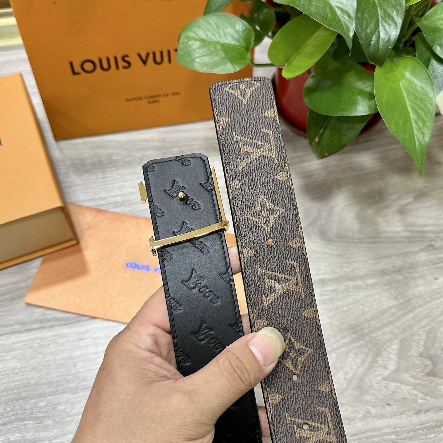 
        LV.路易威登 宽40MM双面原版小牛皮 搭配单钌钯电镀扣 完美的手感.油边 出众的设