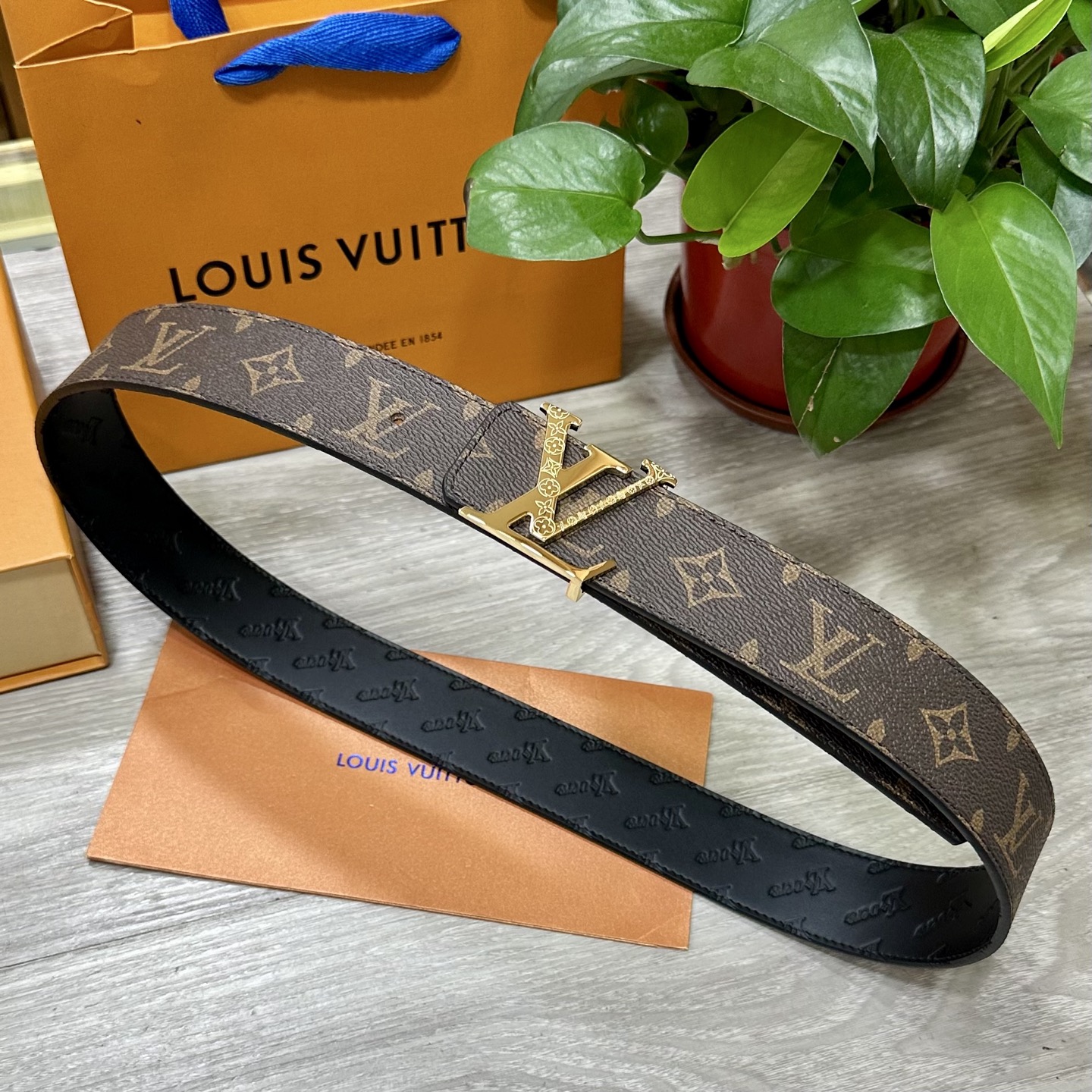 
        LV.路易威登 宽40MM双面原版小牛皮 搭配单钌钯电镀扣 完美的手感.油边 出众的设