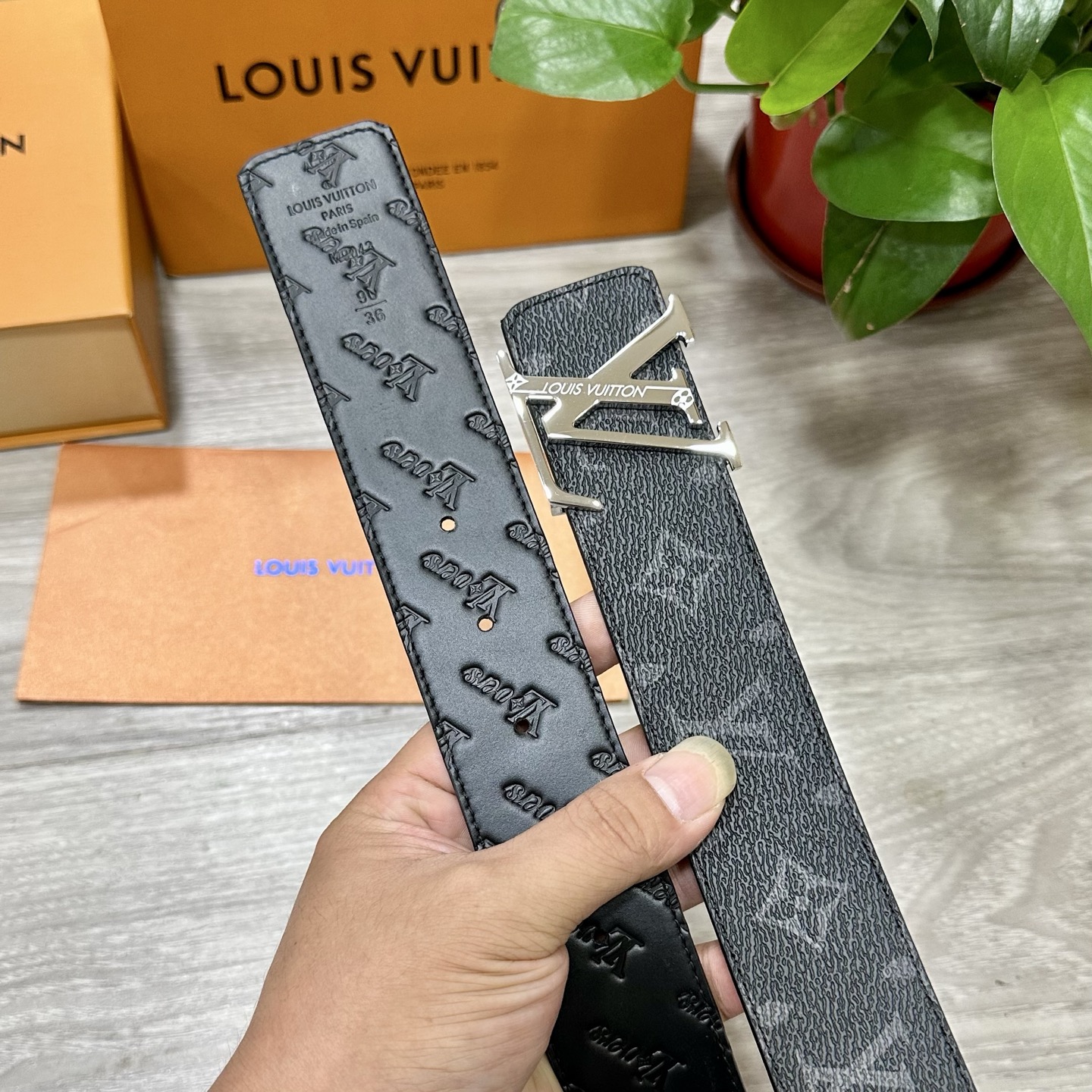 
        LV.路易威登 宽40MM双面原版小牛皮 搭配单钌钯电镀扣 完美的手感.油边 出众的设