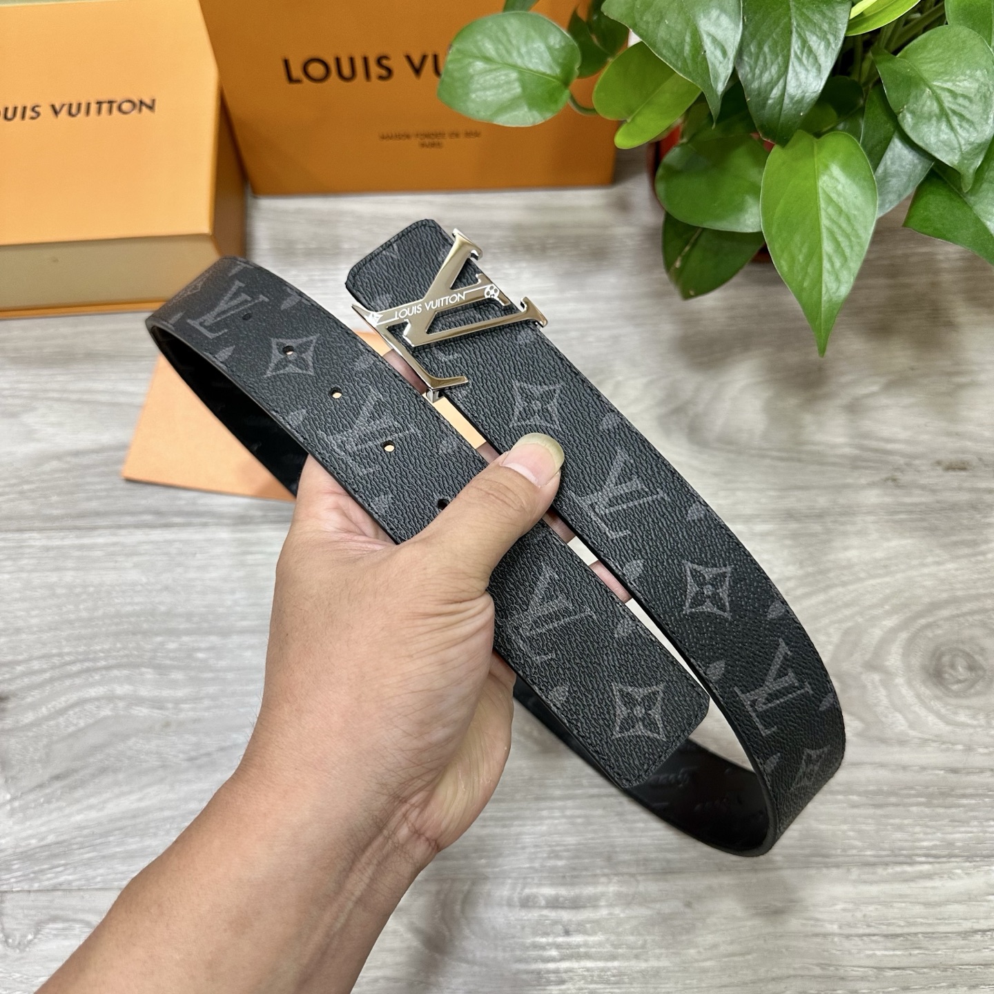 
        LV.路易威登 宽40MM双面原版小牛皮 搭配单钌钯电镀扣 完美的手感.油边 出众的设