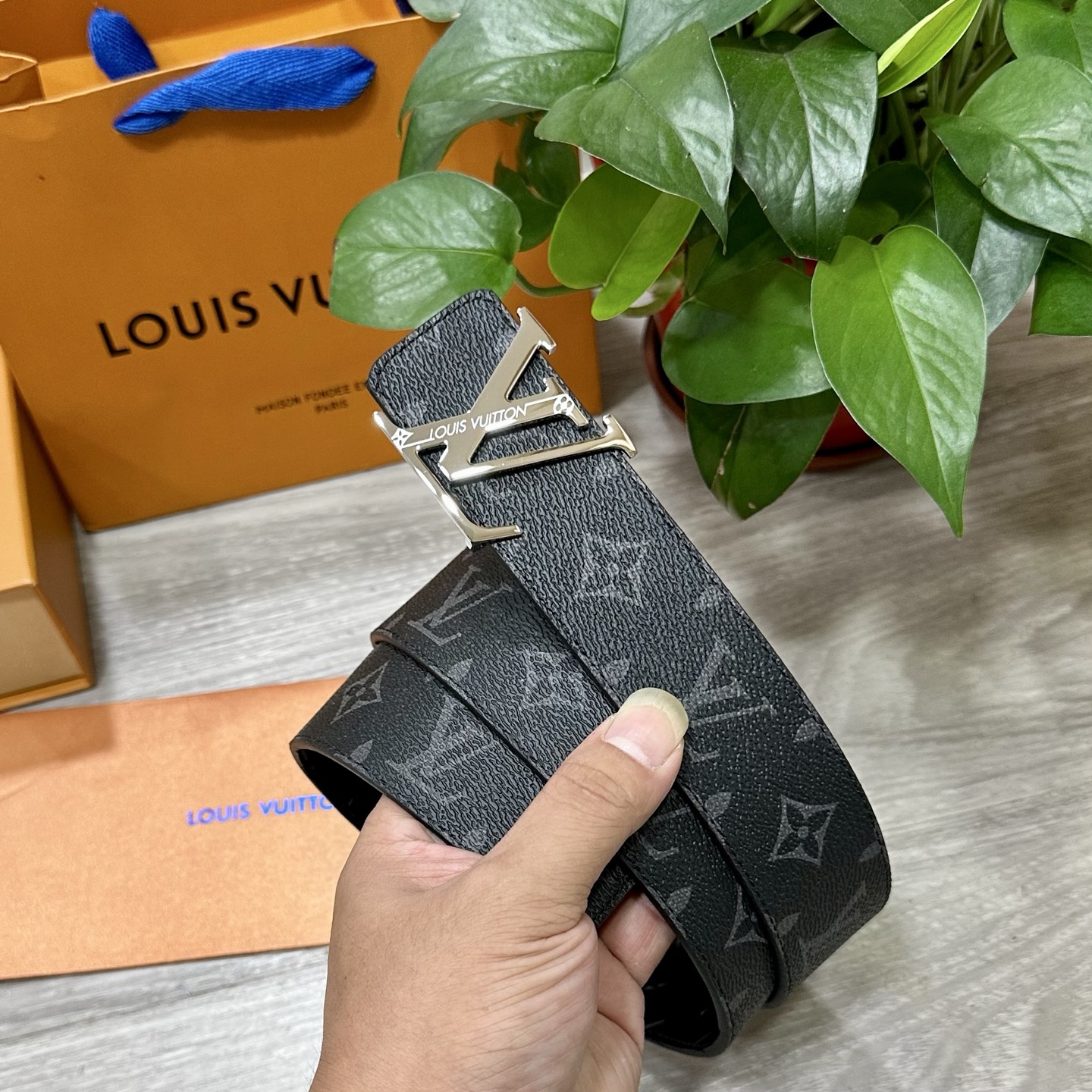 
        LV.路易威登 宽40MM双面原版小牛皮 搭配单钌钯电镀扣 完美的手感.油边 出众的设