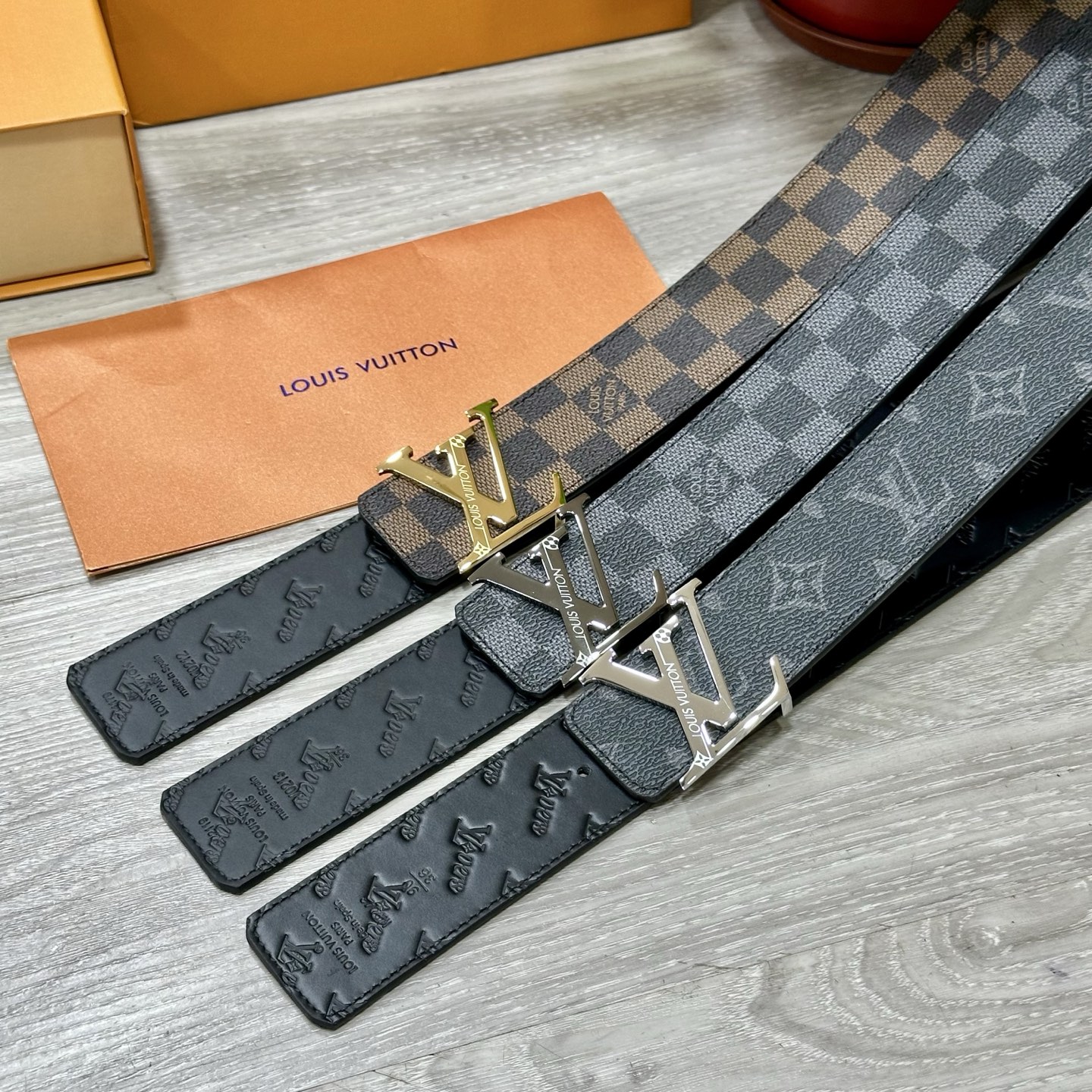 
        LV.路易威登 宽40MM双面原版小牛皮 搭配单钌钯电镀扣 完美的手感.油边 出众的设