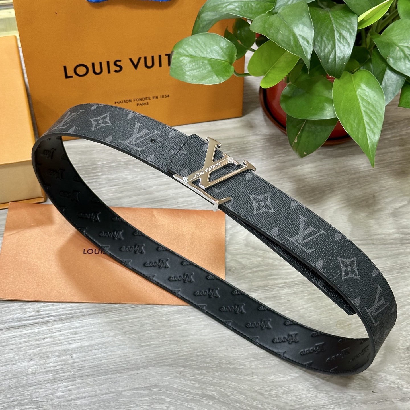 
        LV.路易威登 宽40MM双面原版小牛皮 搭配单钌钯电镀扣 完美的手感.油边 出众的设