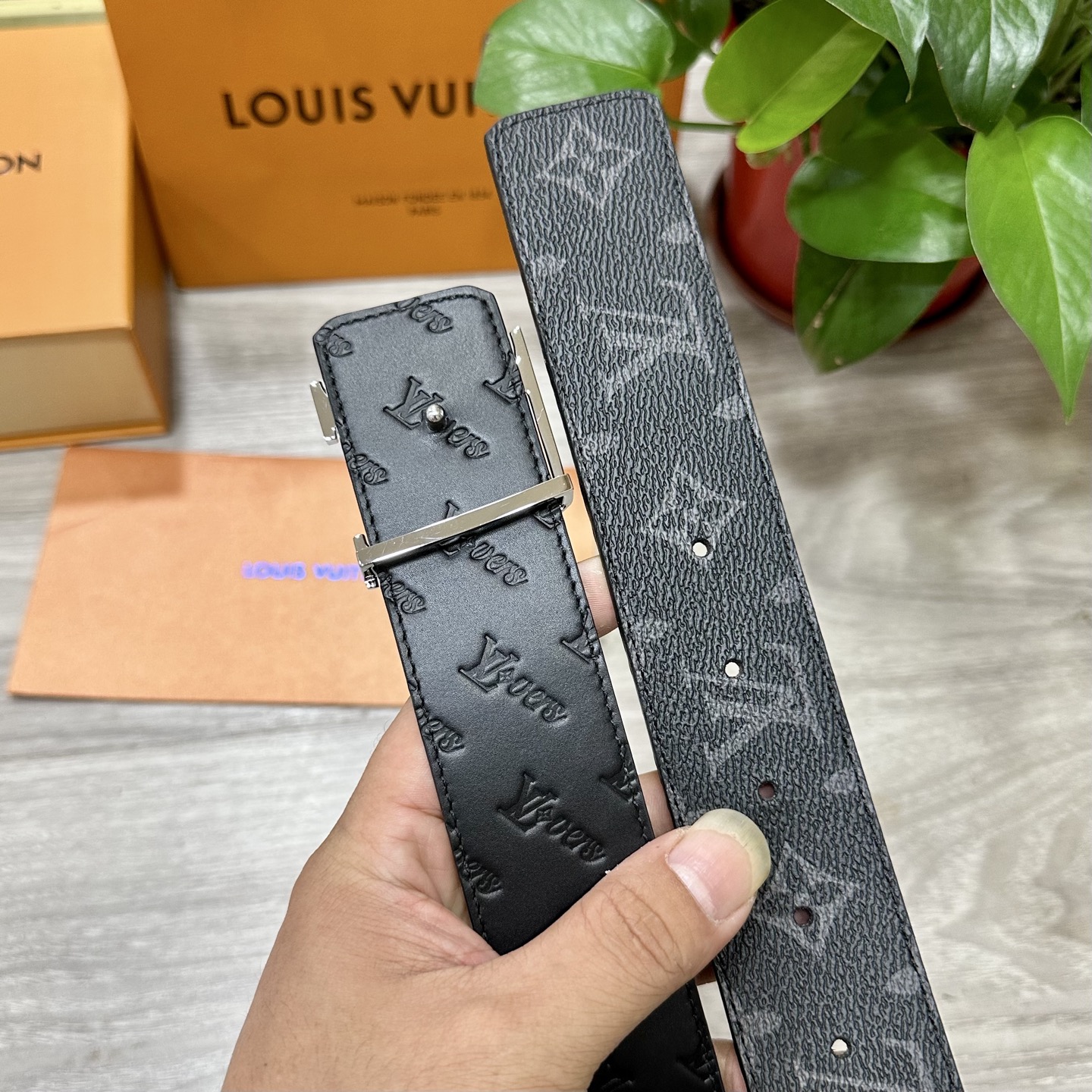 
        LV.路易威登 宽40MM双面原版小牛皮 搭配单钌钯电镀扣 完美的手感.油边 出众的设